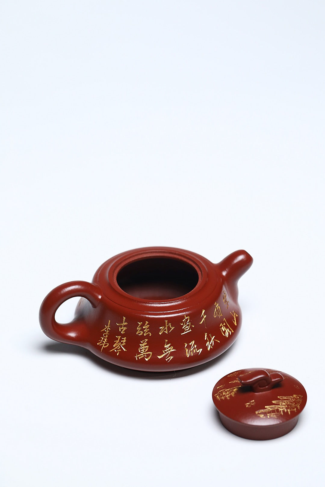 《古云梦泽》 作者简介：李玮 中国陶瓷设计艺术大师  正高级工艺美术师 作品简介：原矿二厂香山小红泥，240cc，并列24孔出水