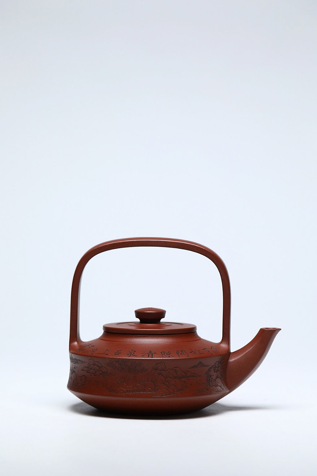 《提壁》 作者简介：李玮 中国陶瓷设计艺术大师 正高级工艺美术师 作品简介：原矿四号井底槽清纯料，450cc，并列9孔出水