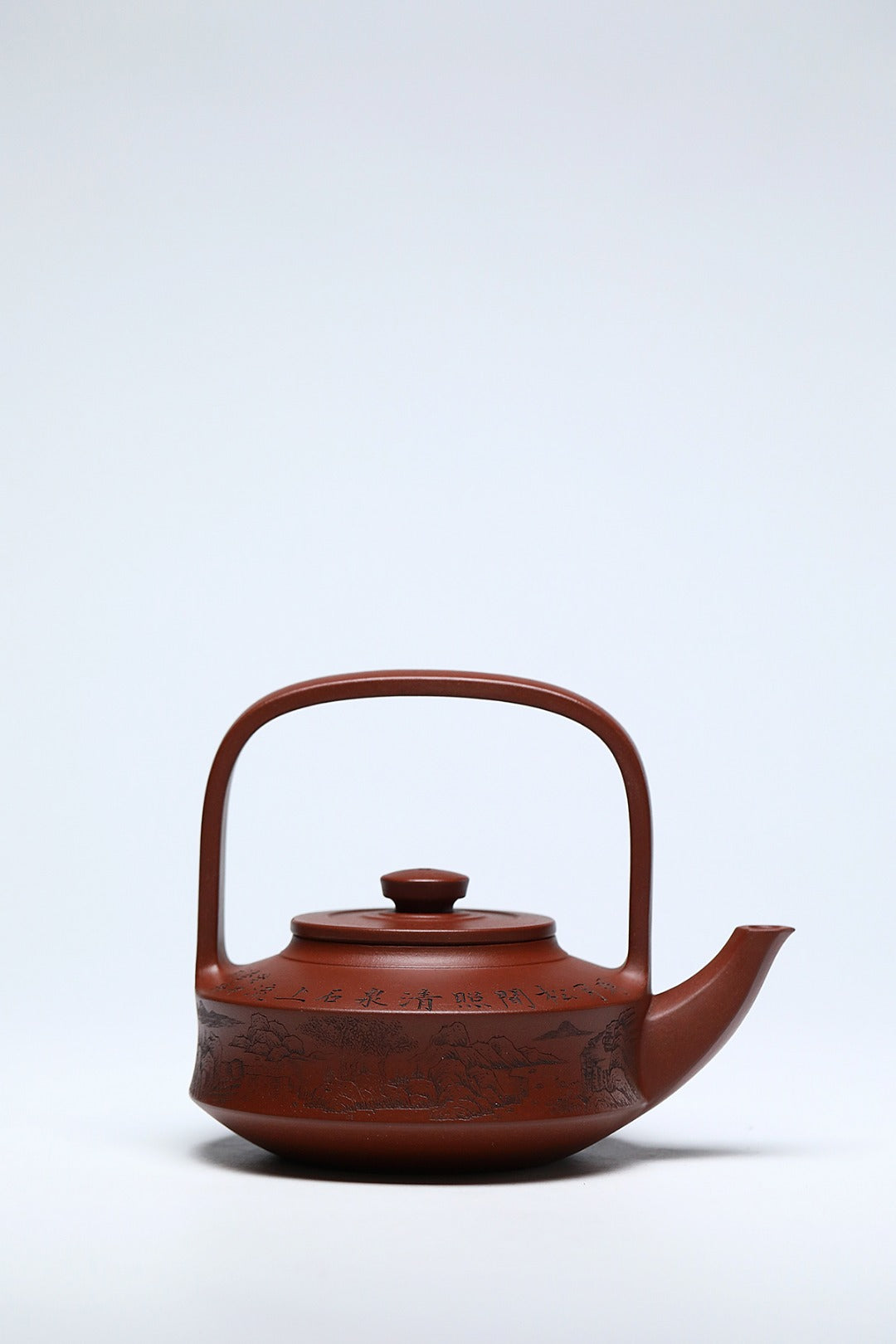 《提壁》 作者简介：李玮 中国陶瓷设计艺术大师 正高级工艺美术师 作品简介：原矿四号井底槽清纯料，450cc，并列9孔出水