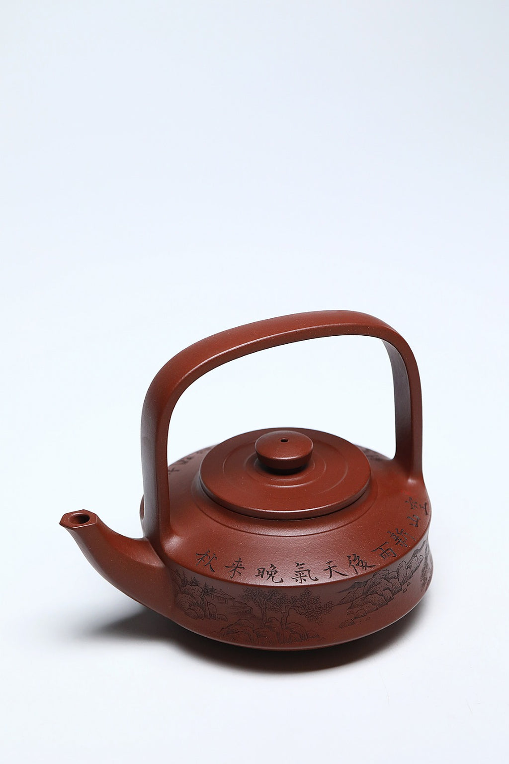 《提壁》 作者简介：李玮 中国陶瓷设计艺术大师 正高级工艺美术师 作品简介：原矿四号井底槽清纯料，450cc，并列9孔出水