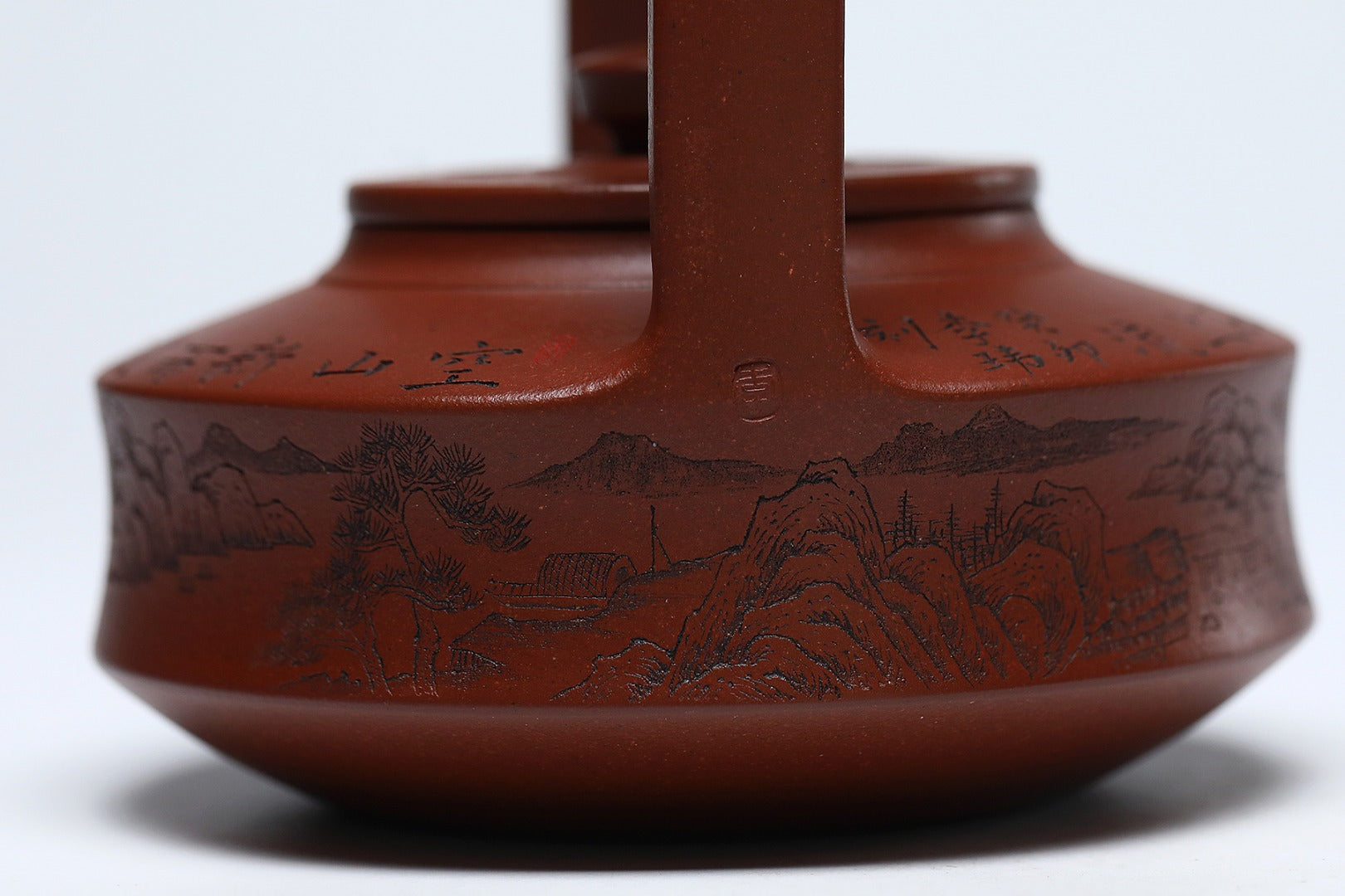 《提壁》 作者简介：李玮 中国陶瓷设计艺术大师 正高级工艺美术师 作品简介：原矿四号井底槽清纯料，450cc，并列9孔出水