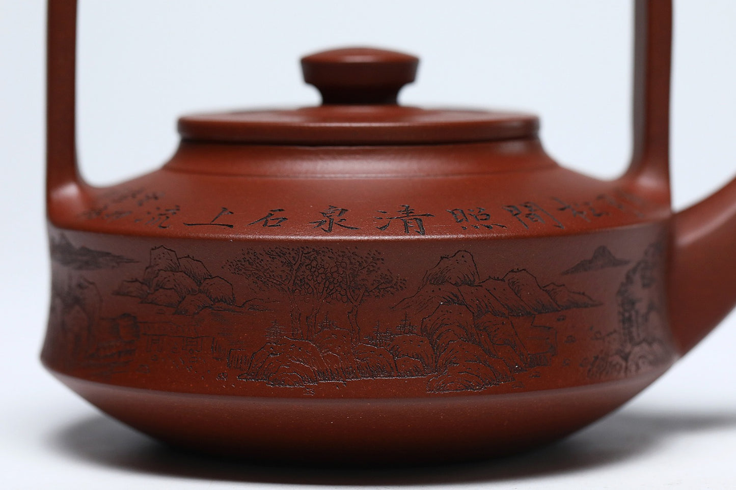 《提壁》 作者简介：李玮 中国陶瓷设计艺术大师 正高级工艺美术师 作品简介：原矿四号井底槽清纯料，450cc，并列9孔出水