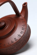《提壁》 作者简介：李玮 中国陶瓷设计艺术大师 正高级工艺美术师 作品简介：原矿四号井底槽清纯料，450cc，并列9孔出水