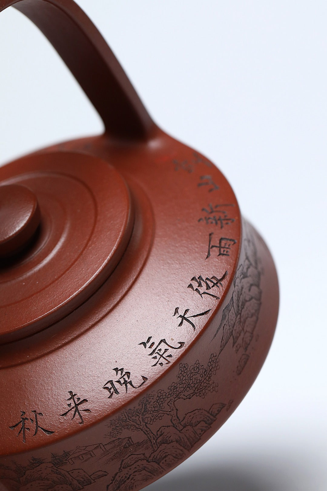 《提壁》 作者简介：李玮 中国陶瓷设计艺术大师 正高级工艺美术师 作品简介：原矿四号井底槽清纯料，450cc，并列9孔出水