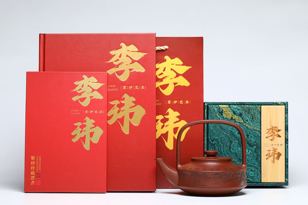 《提壁》 作者简介：李玮 中国陶瓷设计艺术大师 正高级工艺美术师 作品简介：原矿四号井底槽清纯料，450cc，并列9孔出水