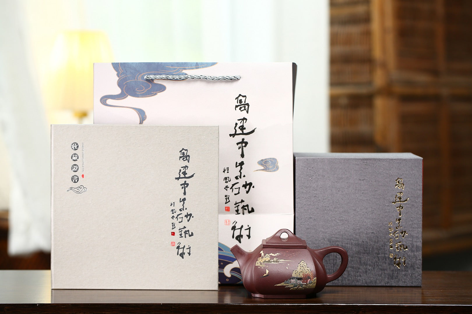 《四方抽角石瓢》 作者简介：高建中 研究员级高级工艺美术师  正高级工艺美术师 师 作品简介：原矿老紫泥，360cc，并列16孔出水