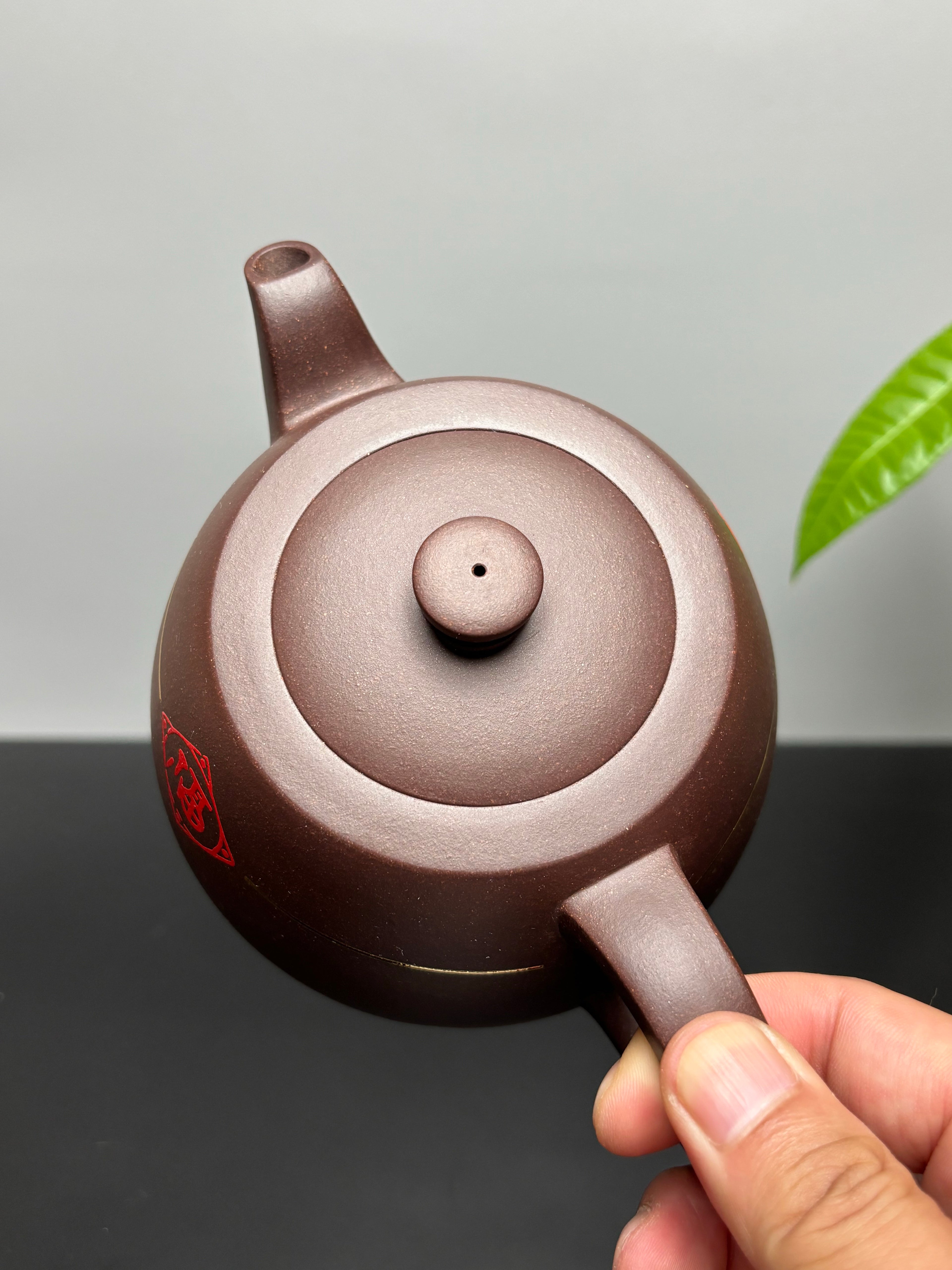 国匠臻藏 葛军大师·原创紫砂重器套组【井泉壶】鼎级荣衔 业界标杆👍礼藏双宜之选!  ——原矿优质老紫泥·400cc 杯50cc