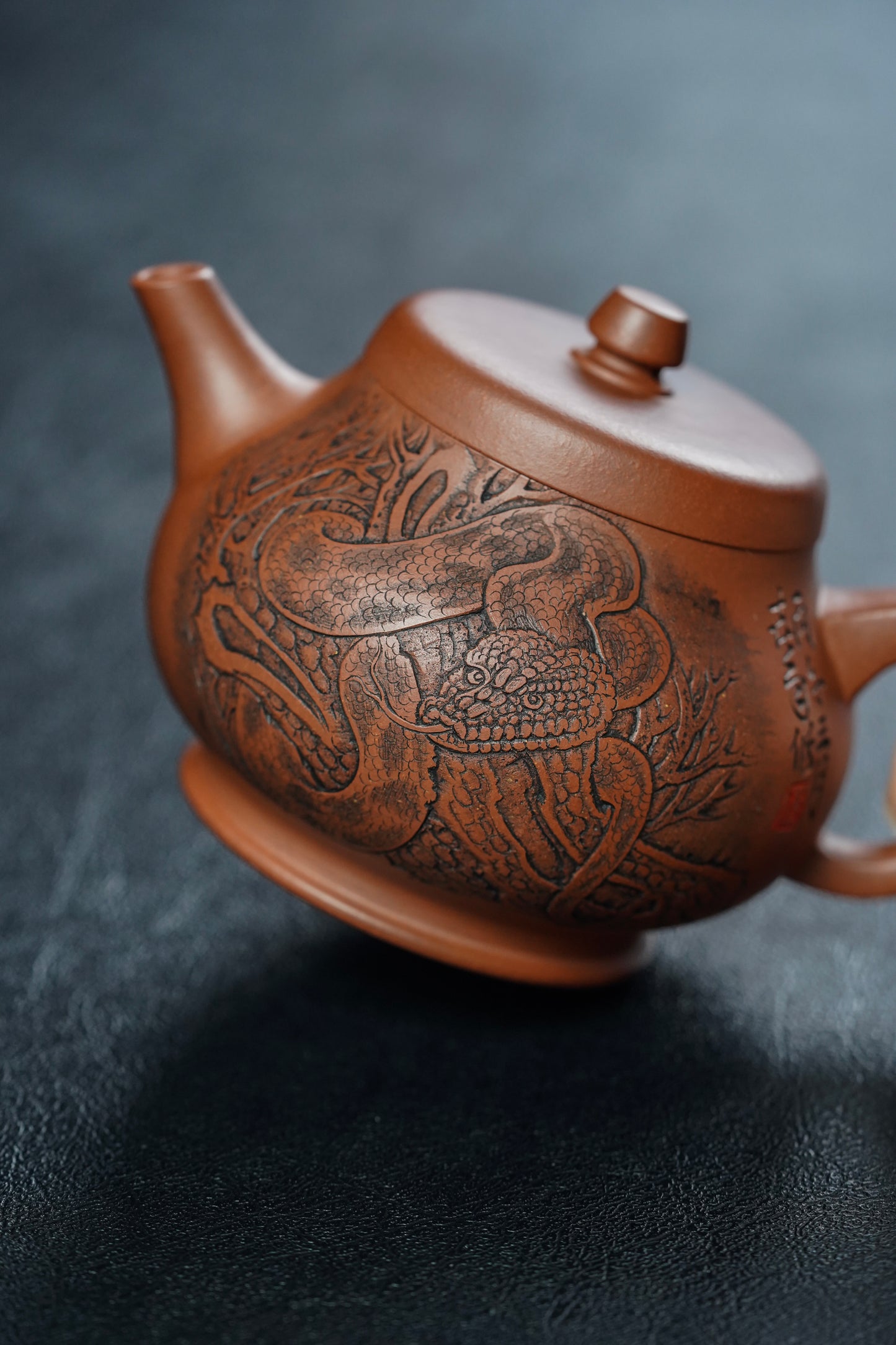 杨喜雨大师顶流臻品《卣礼壶》蛇🐍形神兼备·礼藏双宜·传世重器！  ——原矿优质底槽清·230cc