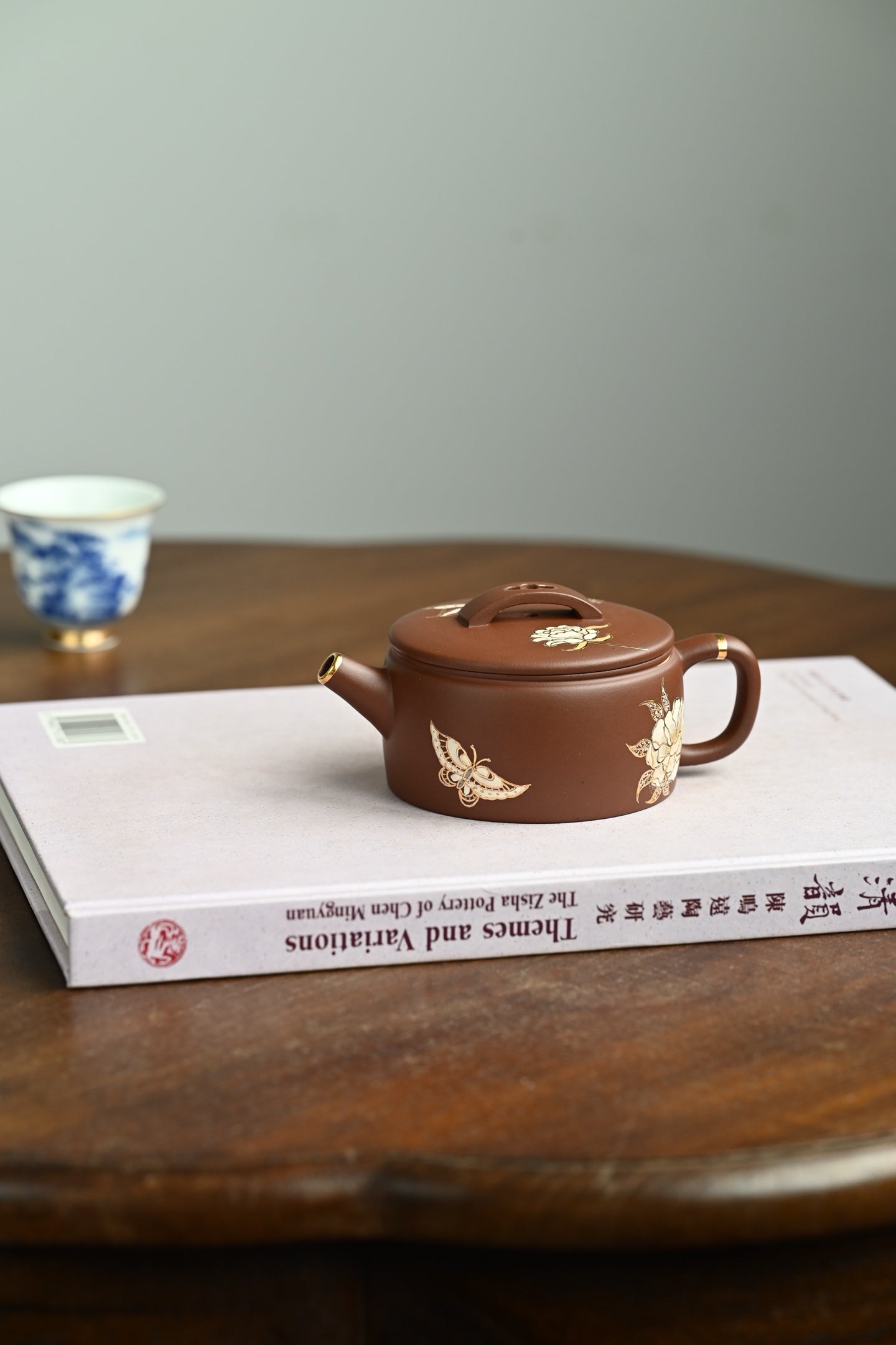 汉瓦·全手工 /容量170cc/家藏紫泥 以‮典经‬汉瓦为原型，辅‮精以‬妙的设计，少了一分笨拙，多了一分秀巧