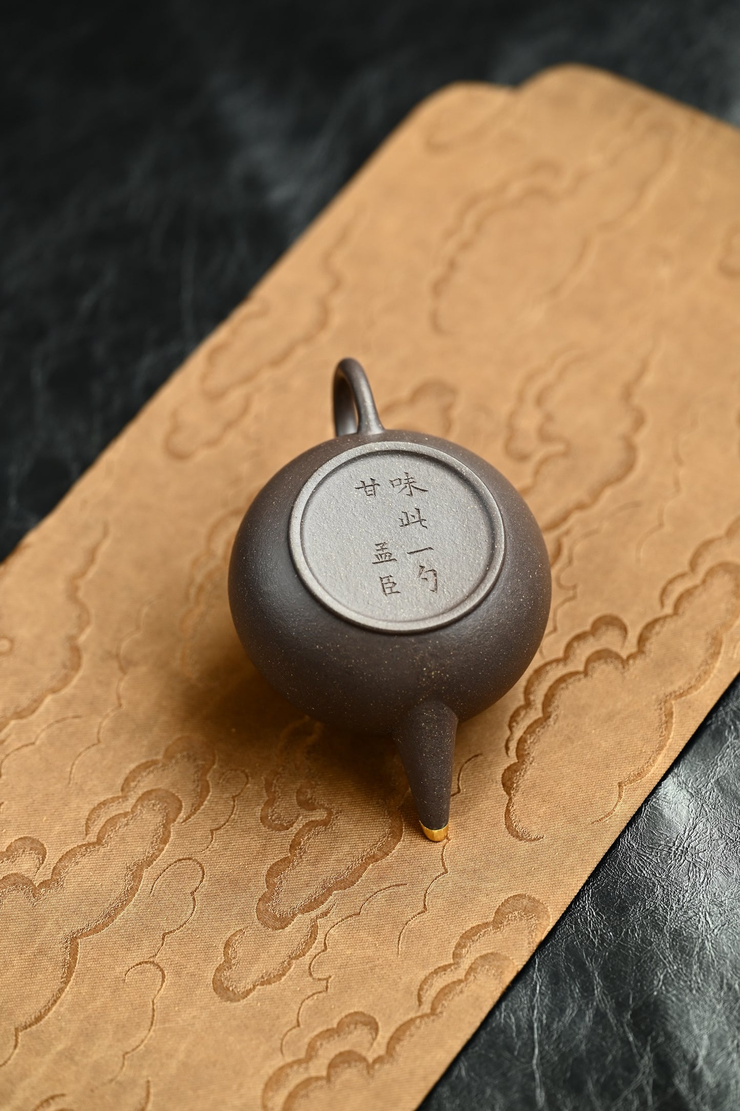 水平·全手工 /极厚包24k真金 /容量160cc/原矿段泥 壶体圆润饱满，莹润古朴，流把俊秀有势