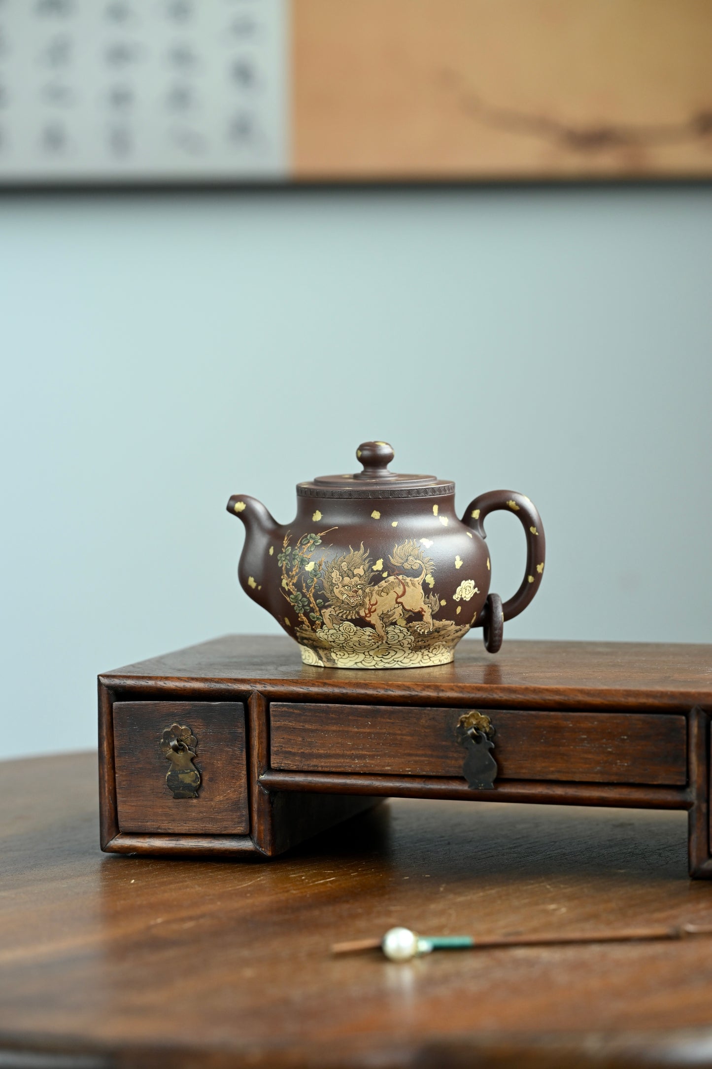 瑞麒麟· 全手工  /泥绘名家全玲泥绘作品 /容量300cc/原矿紫泥 器型端庄饱满，腹线舒缓收束，短颈压盖，珠钮精巧协调