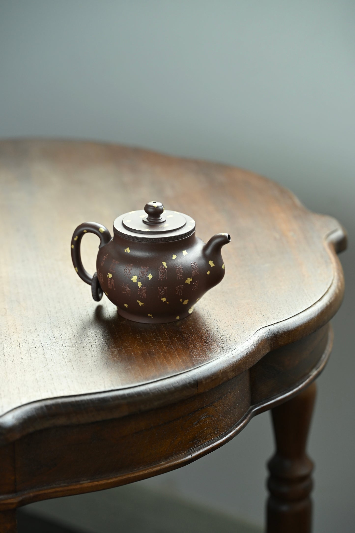 瑞麒麟· 全手工  /泥绘名家全玲泥绘作品 /容量300cc/原矿紫泥 器型端庄饱满，腹线舒缓收束，短颈压盖，珠钮精巧协调