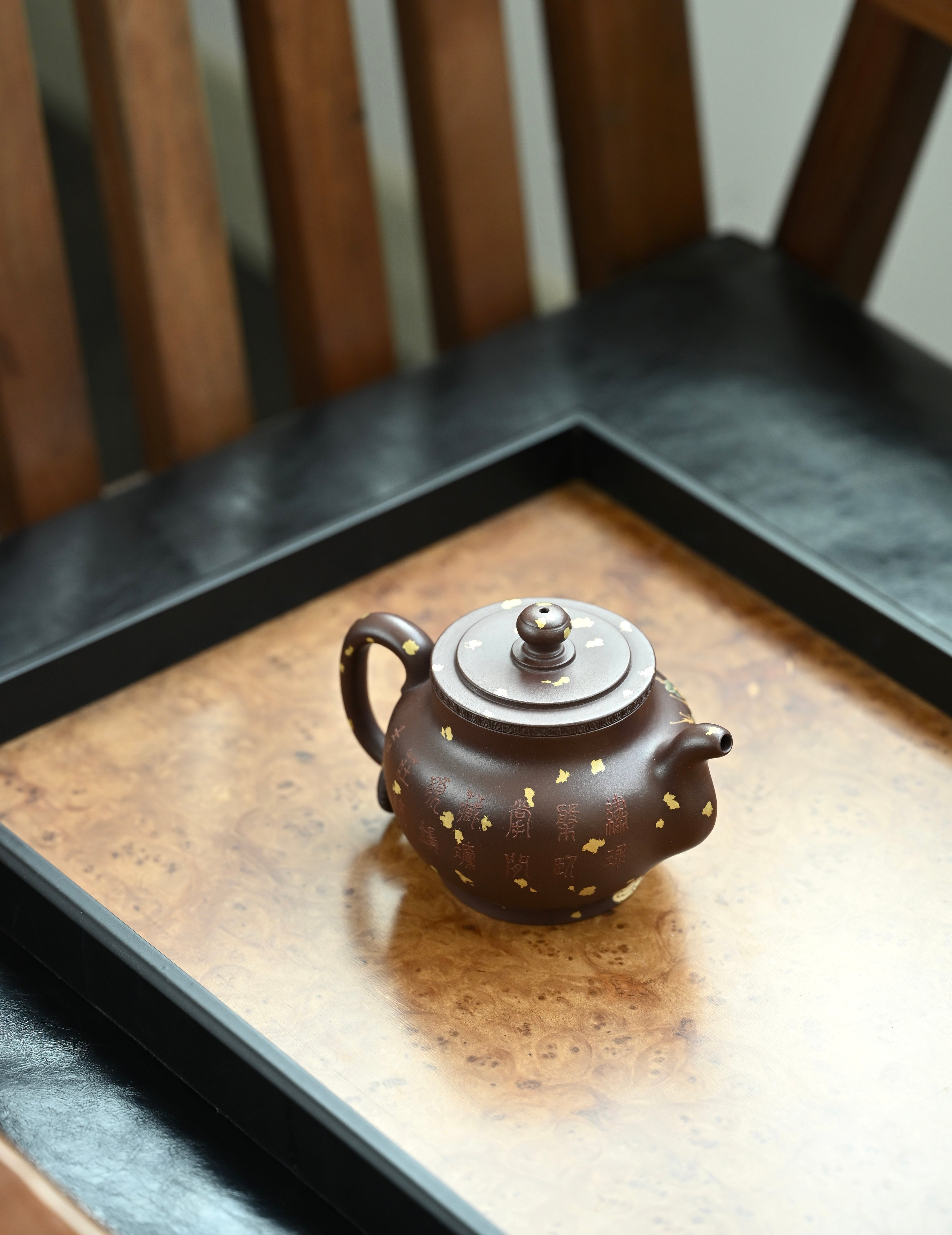 瑞麒麟· 全手工  /泥绘名家全玲泥绘作品 /容量300cc/原矿紫泥 器型端庄饱满，腹线舒缓收束，短颈压盖，珠钮精巧协调