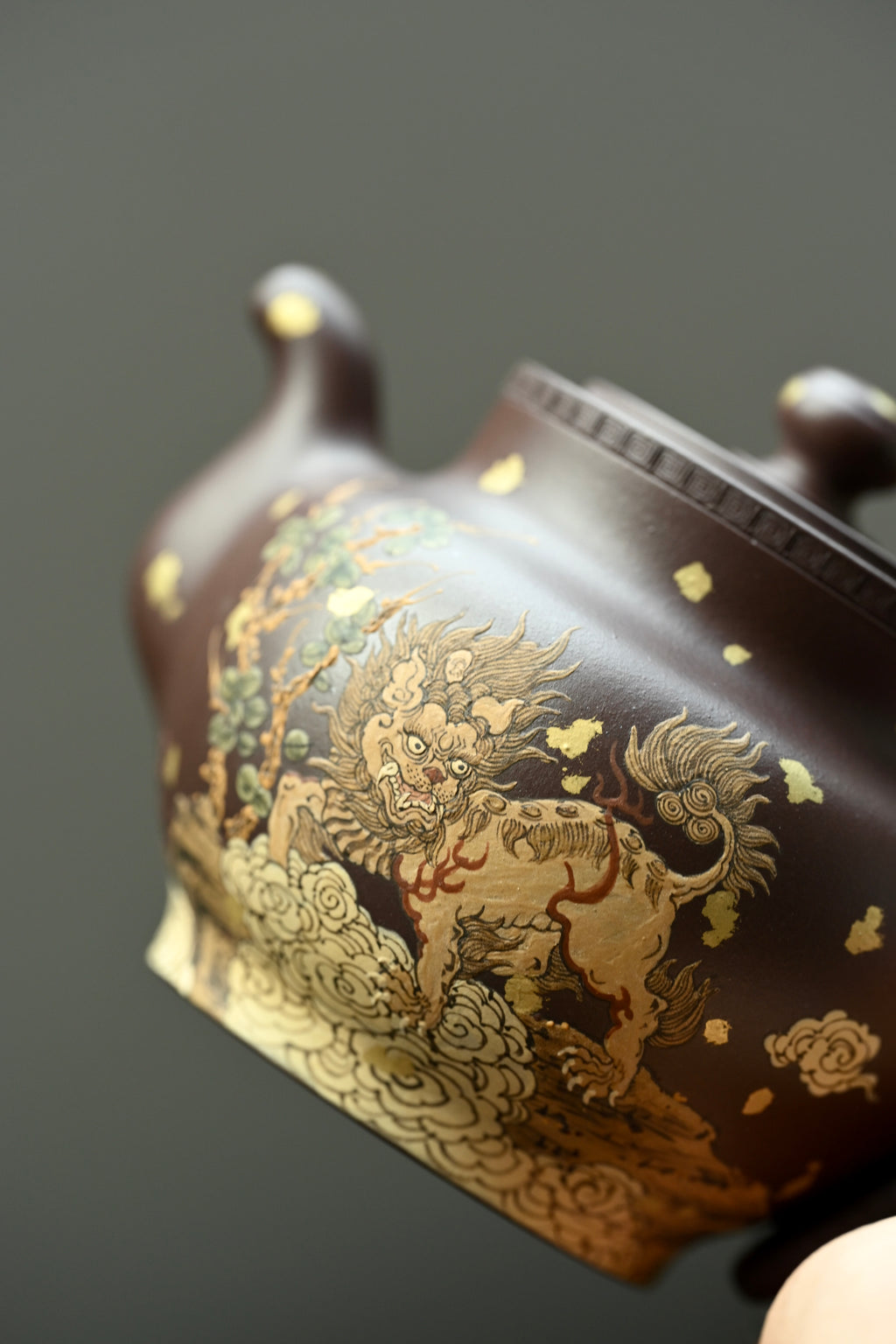 瑞麒麟· 全手工  /泥绘名家全玲泥绘作品 /容量300cc/原矿紫泥 器型端庄饱满，腹线舒缓收束，短颈压盖，珠钮精巧协调