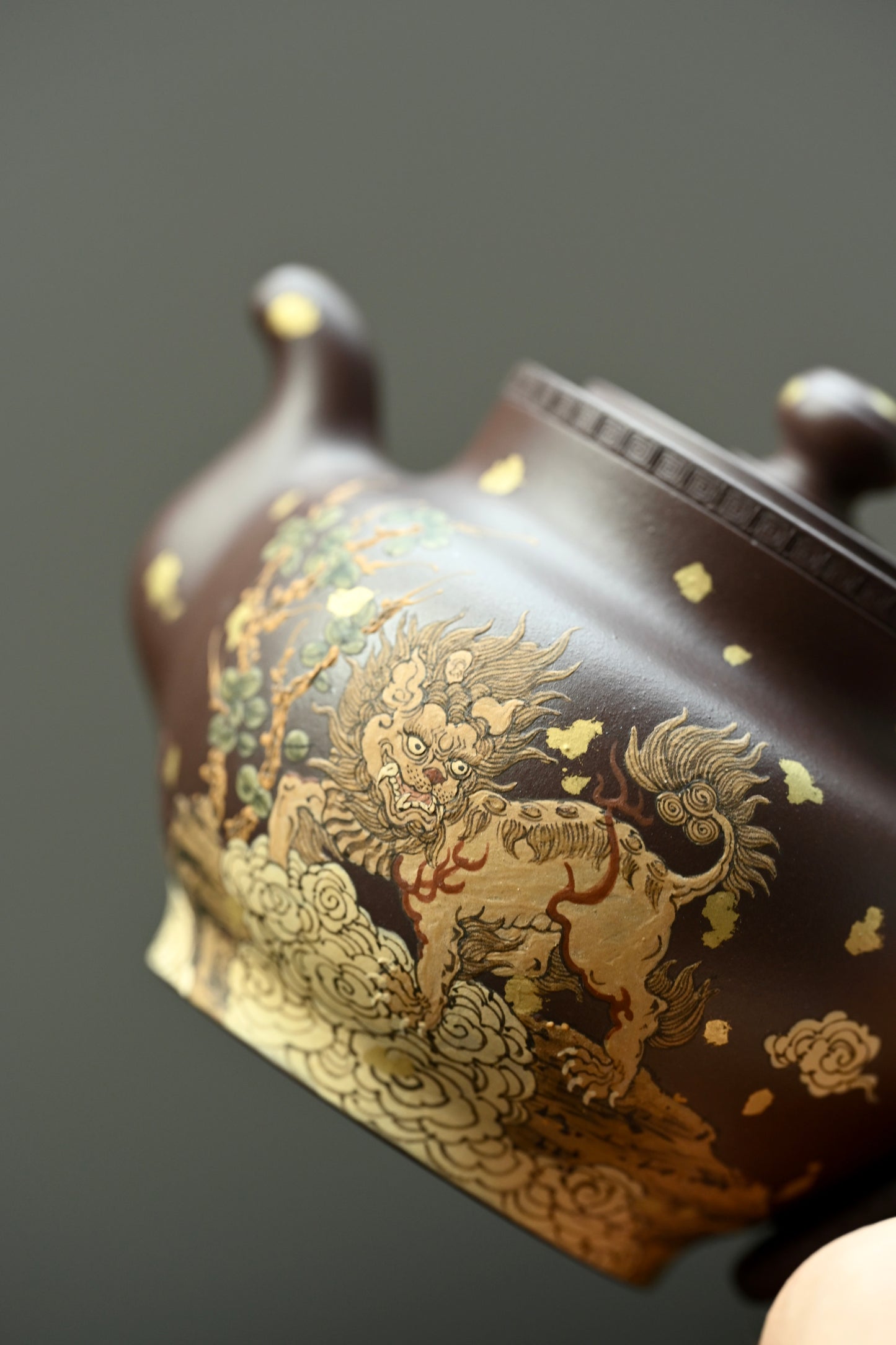 瑞麒麟· 全手工  /泥绘名家全玲泥绘作品 /容量300cc/原矿紫泥 器型端庄饱满，腹线舒缓收束，短颈压盖，珠钮精巧协调