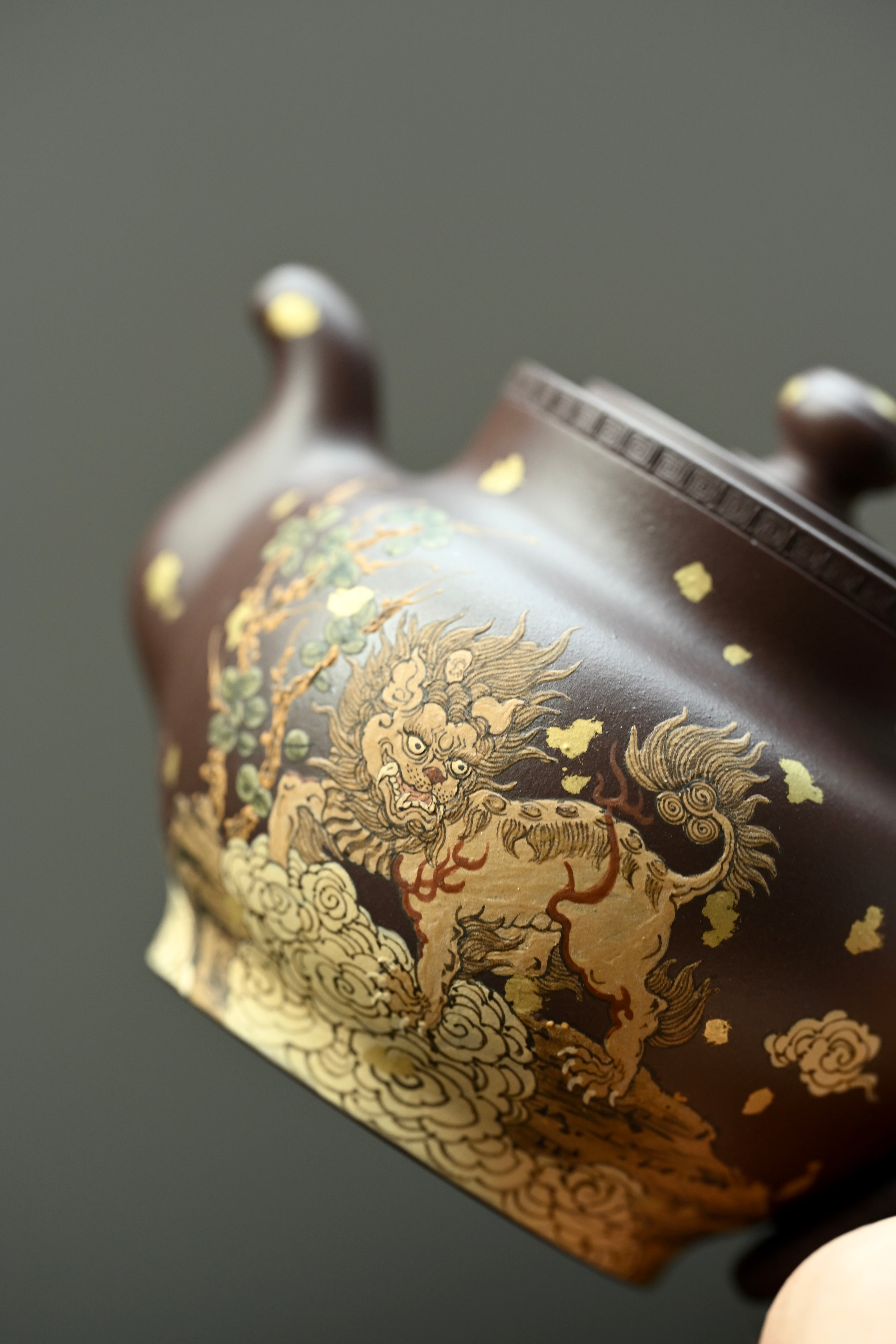 瑞麒麟· 全手工  /泥绘名家全玲泥绘作品 /容量300cc/原矿紫泥 器型端庄饱满，腹线舒缓收束，短颈压盖，珠钮精巧协调