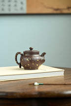 瑞麒麟· 全手工  /泥绘名家全玲泥绘作品 /容量300cc/原矿紫泥 器型端庄饱满，腹线舒缓收束，短颈压盖，珠钮精巧协调