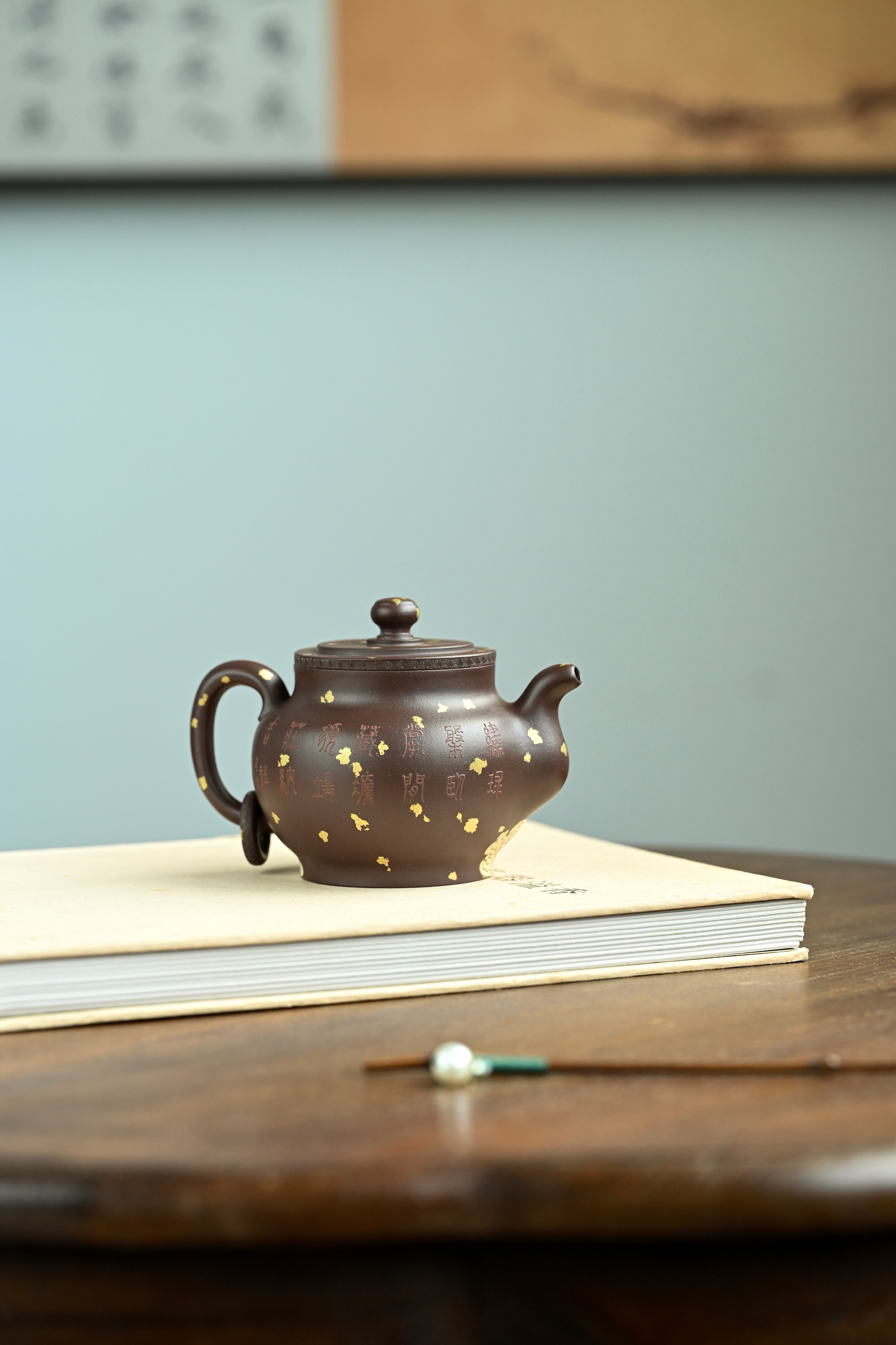 瑞麒麟· 全手工  /泥绘名家全玲泥绘作品 /容量300cc/原矿紫泥 器型端庄饱满，腹线舒缓收束，短颈压盖，珠钮精巧协调