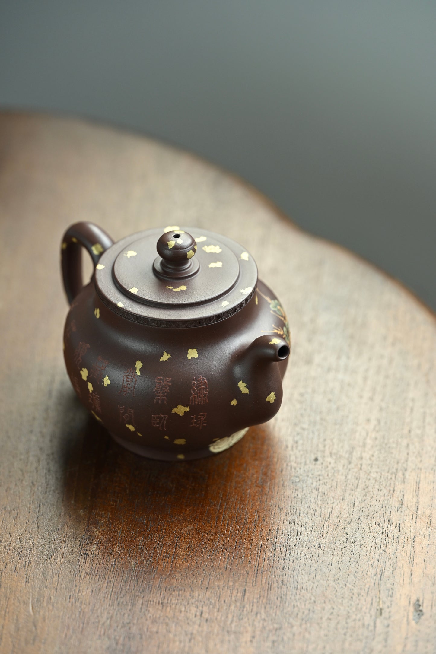 瑞麒麟· 全手工  /泥绘名家全玲泥绘作品 /容量300cc/原矿紫泥 器型端庄饱满，腹线舒缓收束，短颈压盖，珠钮精巧协调