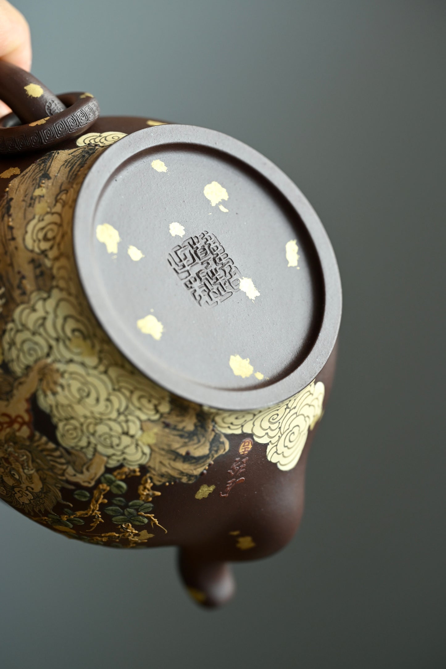 瑞麒麟· 全手工  /泥绘名家全玲泥绘作品 /容量300cc/原矿紫泥 器型端庄饱满，腹线舒缓收束，短颈压盖，珠钮精巧协调