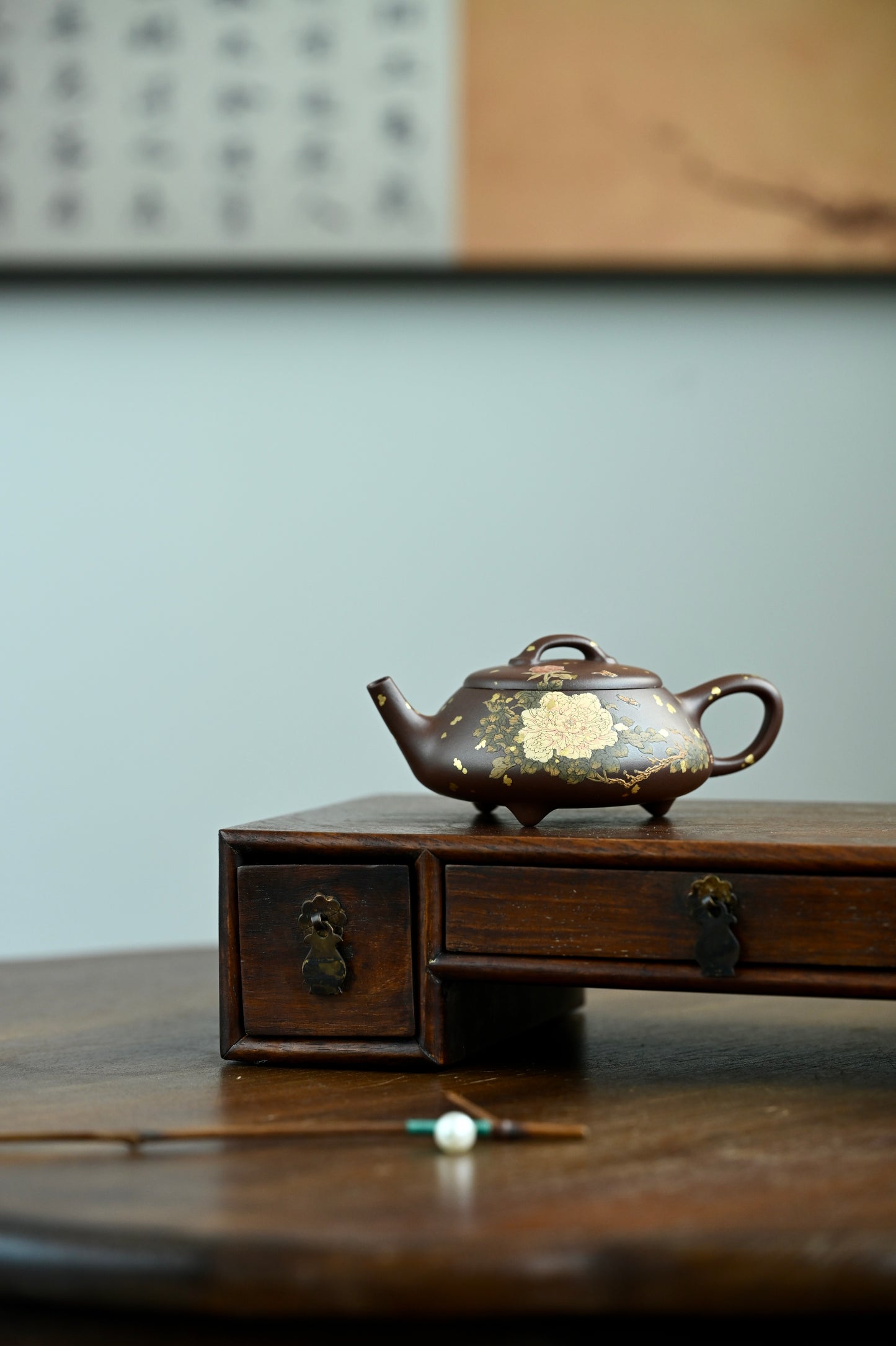 亦瓢·全手工 /泥绘名家全玲泥绘作品  /容量180cc/原矿紫泥 清润素雅的造型，纤秀细腻的线条