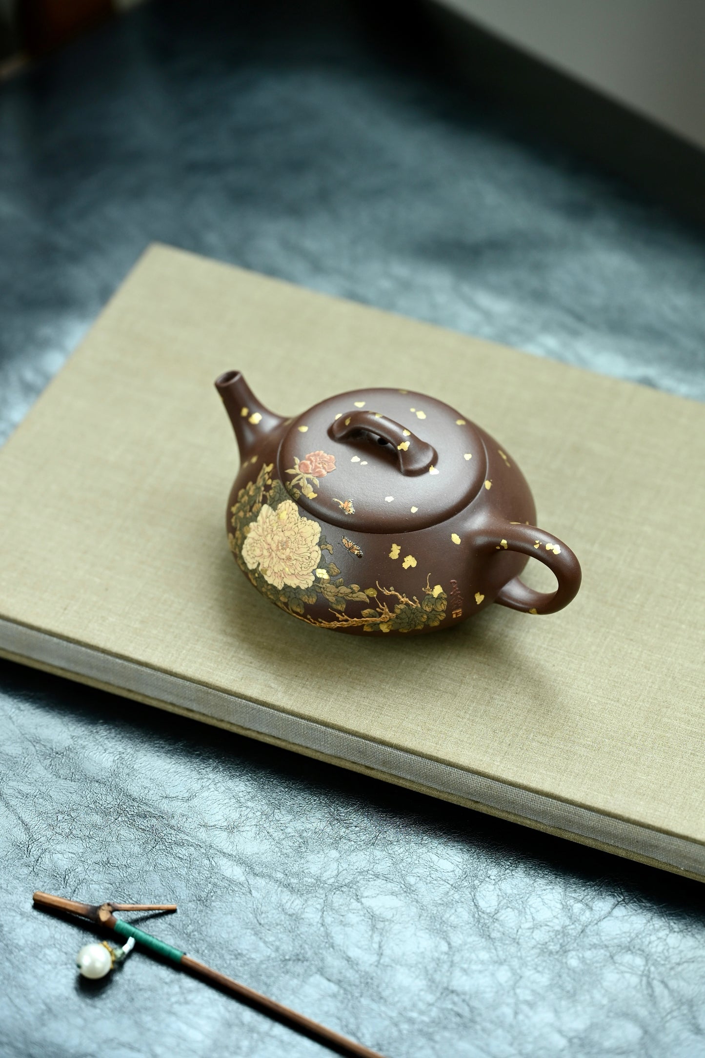 亦瓢·全手工 /泥绘名家全玲泥绘作品  /容量180cc/原矿紫泥 清润素雅的造型，纤秀细腻的线条