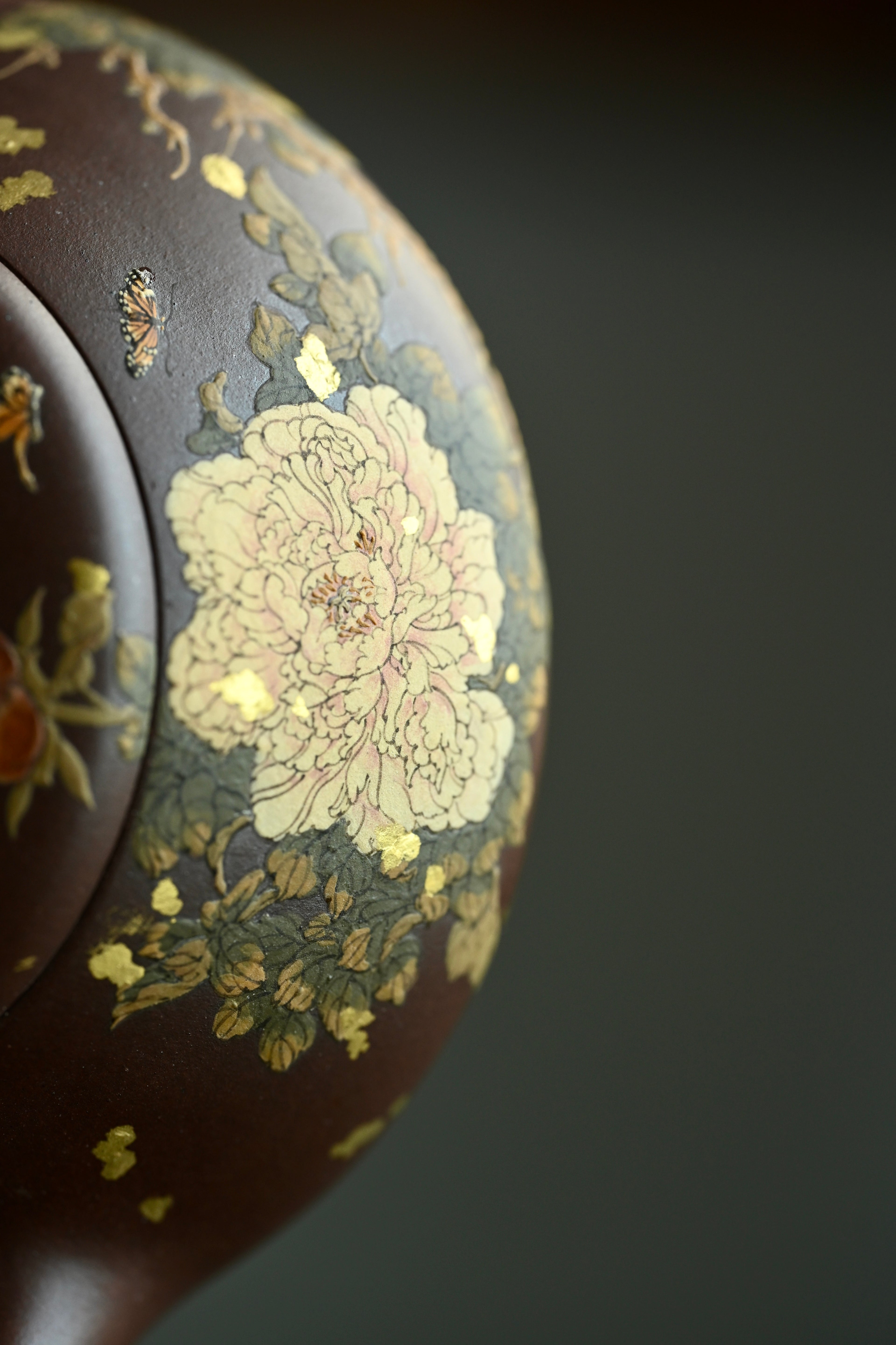 亦瓢·全手工 /泥绘名家全玲泥绘作品  /容量180cc/原矿紫泥 清润素雅的造型，纤秀细腻的线条