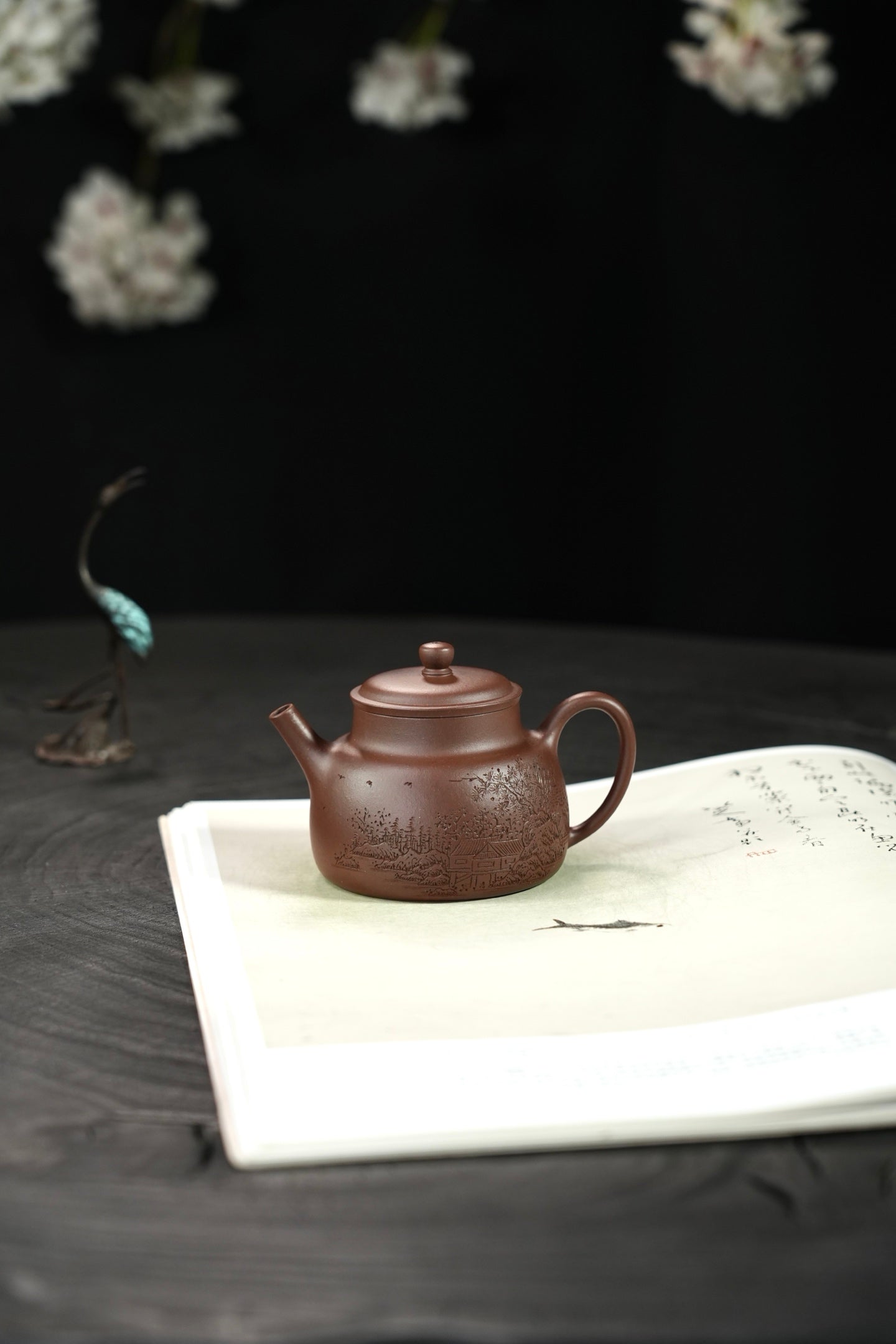 『言心』老紫泥·150cc·内推14孔  器形端正，通转山水刻绘，写意自然，用料上乘，老味足，润泽易养，佳器，识者自知