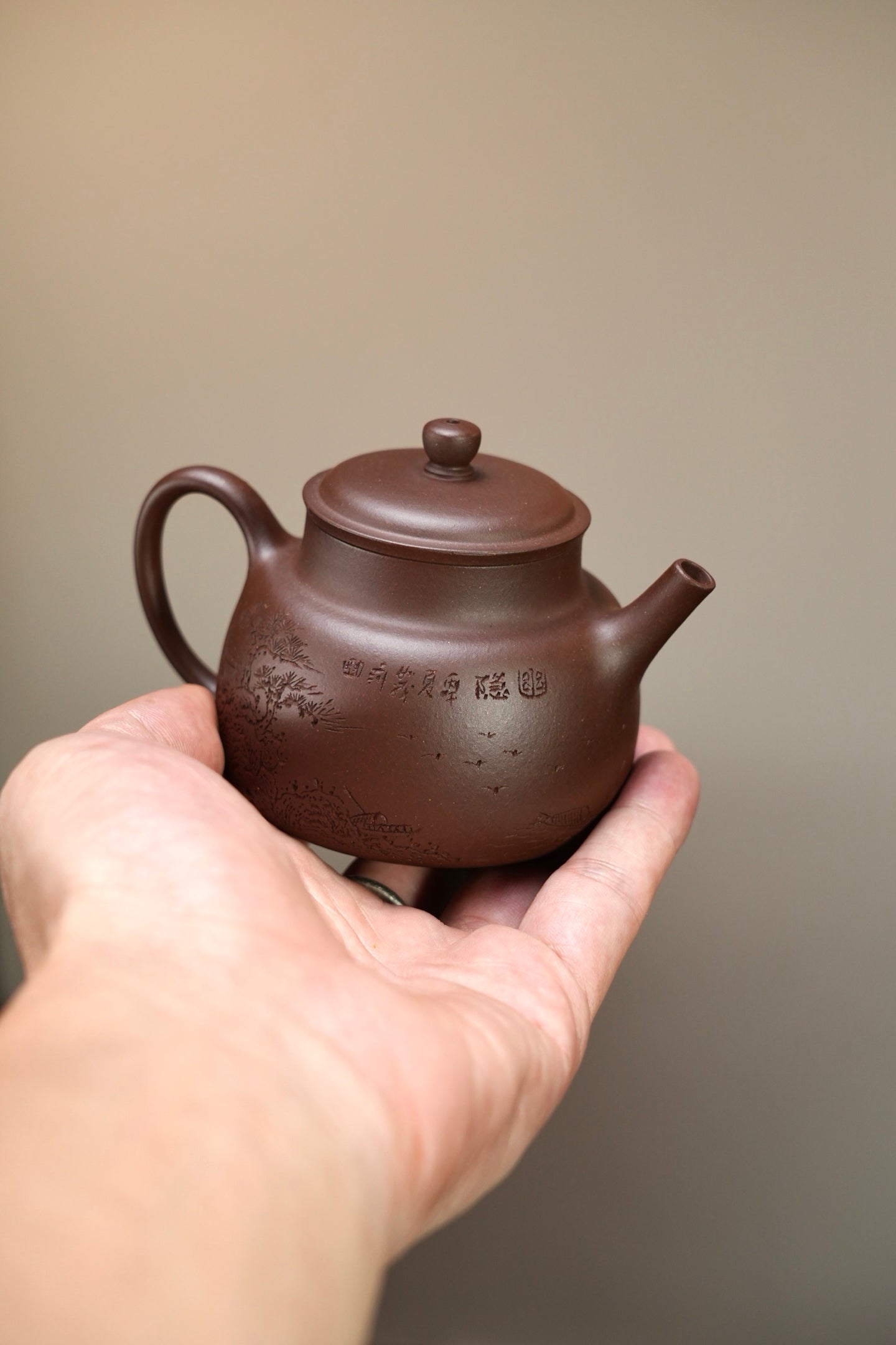 『言心』老紫泥·150cc·内推14孔  器形端正，通转山水刻绘，写意自然，用料上乘，老味足，润泽易养，佳器，识者自知