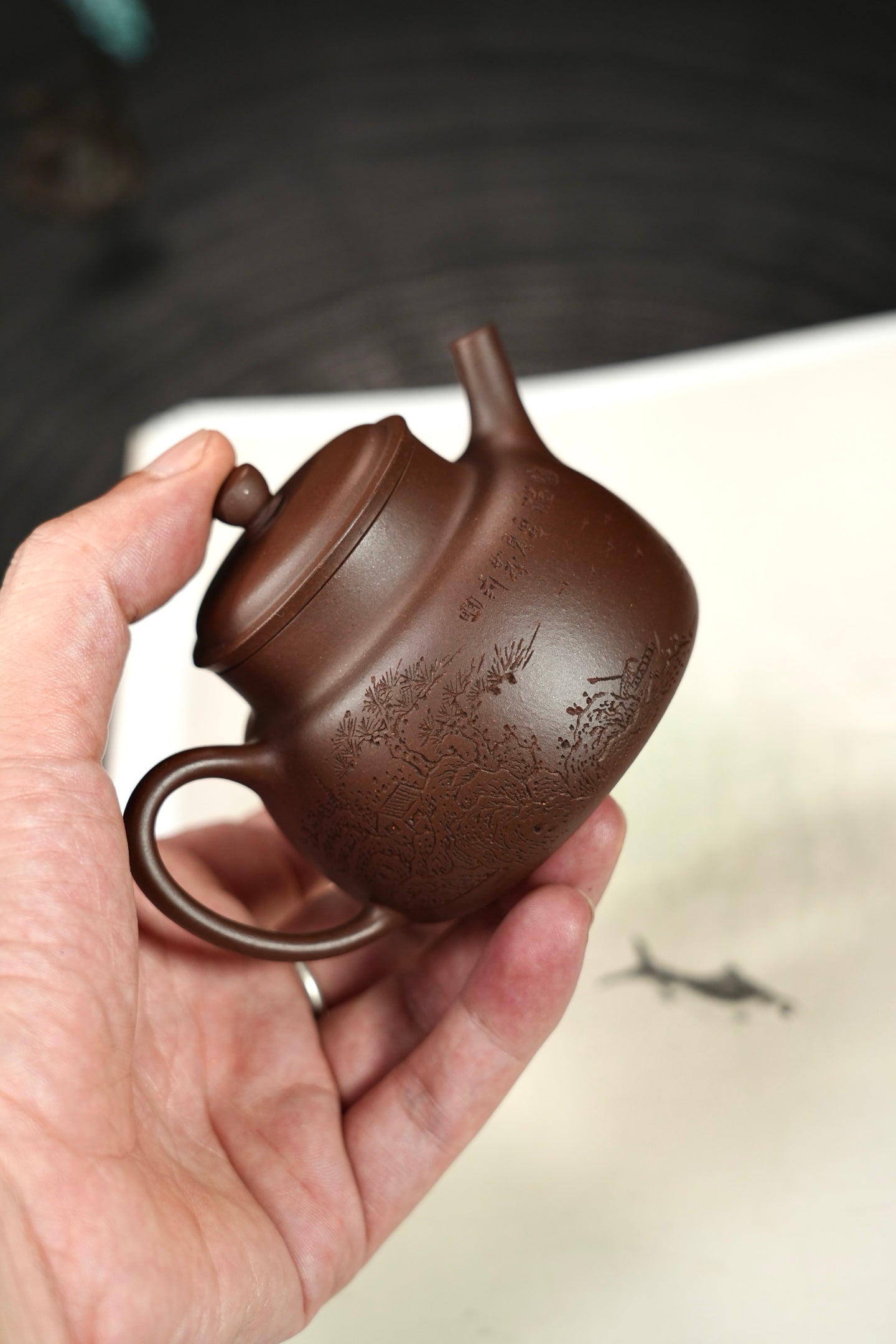 『言心』老紫泥·150cc·内推14孔  器形端正，通转山水刻绘，写意自然，用料上乘，老味足，润泽易养，佳器，识者自知