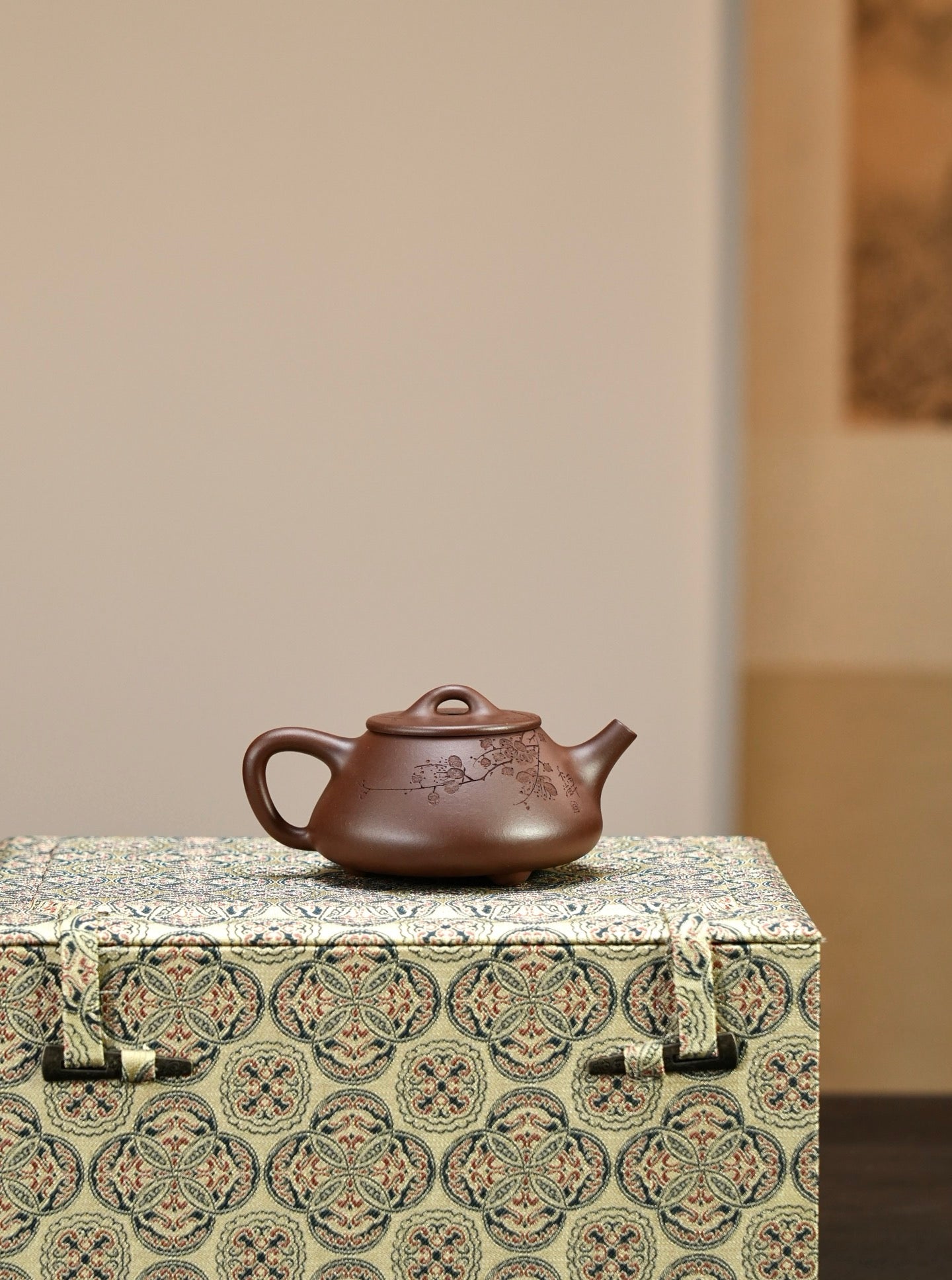 『平盖石瓢』·老紫泥·130cc·内推14孔  墨梅刻绘，隽永不凡，顾老代表作之一，尽显骨架美感，泥色温润，泡养油性上佳