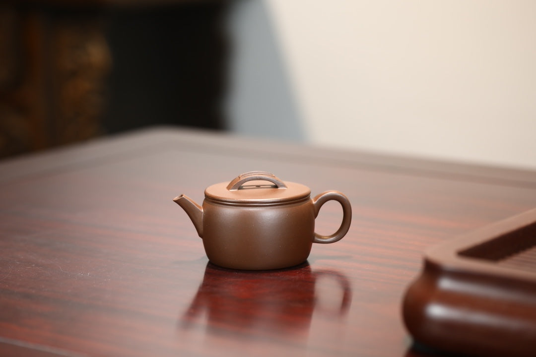 『汉瓦』·老紫泥·180cc·10孔  大口实用，器形端庄，极品老紫泥加持，稍稍泡养即出油，老味十足，使用舒适（许雪强）