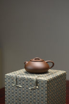 『憨瓢』·老紫泥·160cc·内推9孔  憨厚，兼具石瓢古拙味，捺底浑然天成，极致内推，出汤利索，泥色温润，泡养油性上佳（许雪强）
