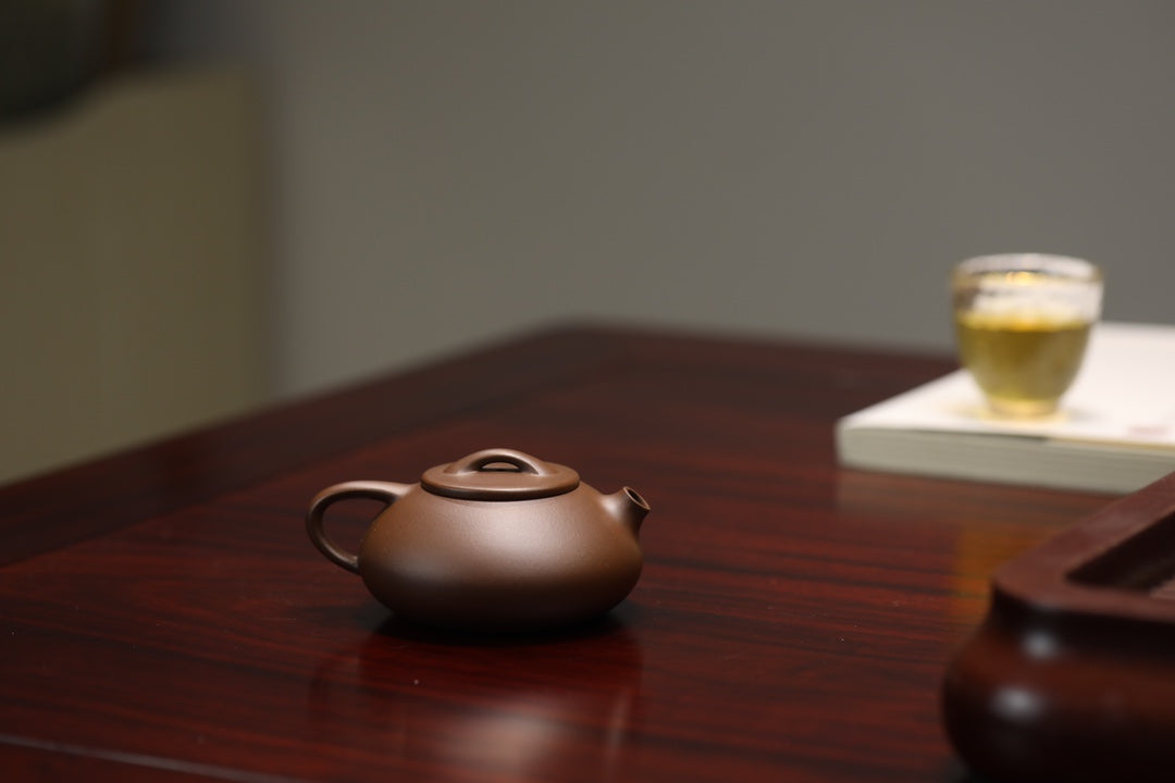 『憨瓢』·老紫泥·160cc·内推9孔  憨厚，兼具石瓢古拙味，捺底浑然天成，极致内推，出汤利索，泥色温润，泡养油性上佳（许雪强）