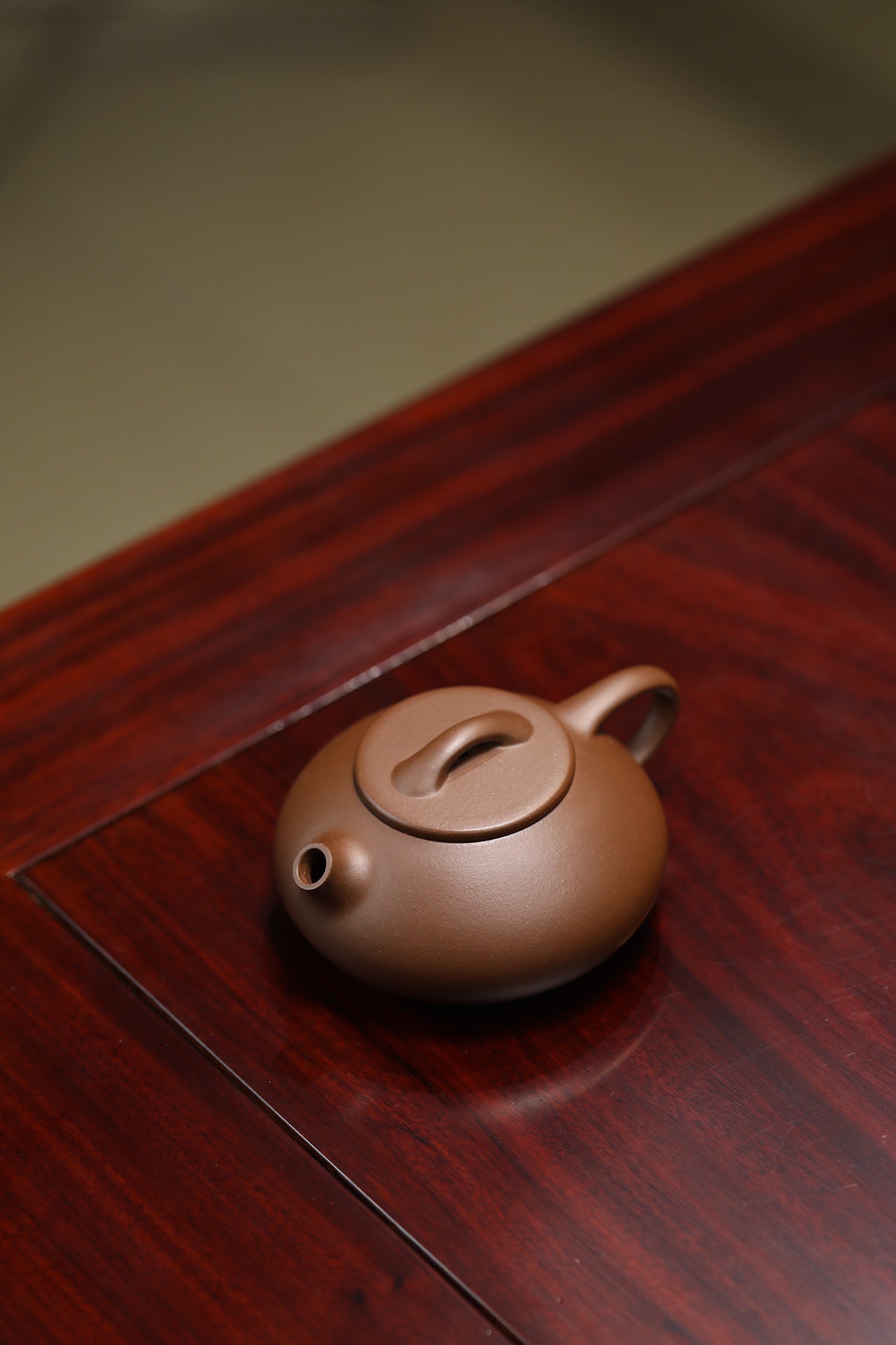 『憨瓢』·老紫泥·160cc·内推9孔  憨厚，兼具石瓢古拙味，捺底浑然天成，极致内推，出汤利索，泥色温润，泡养油性上佳（许雪强）