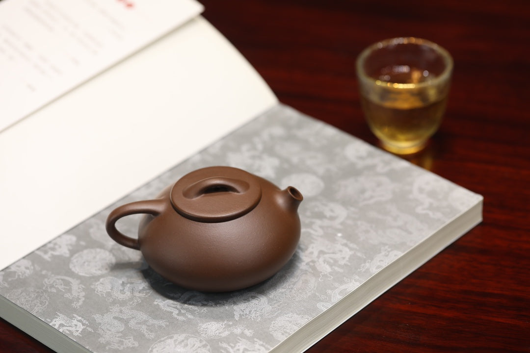 『憨瓢』·老紫泥·160cc·内推9孔  憨厚，兼具石瓢古拙味，捺底浑然天成，极致内推，出汤利索，泥色温润，泡养油性上佳（许雪强）