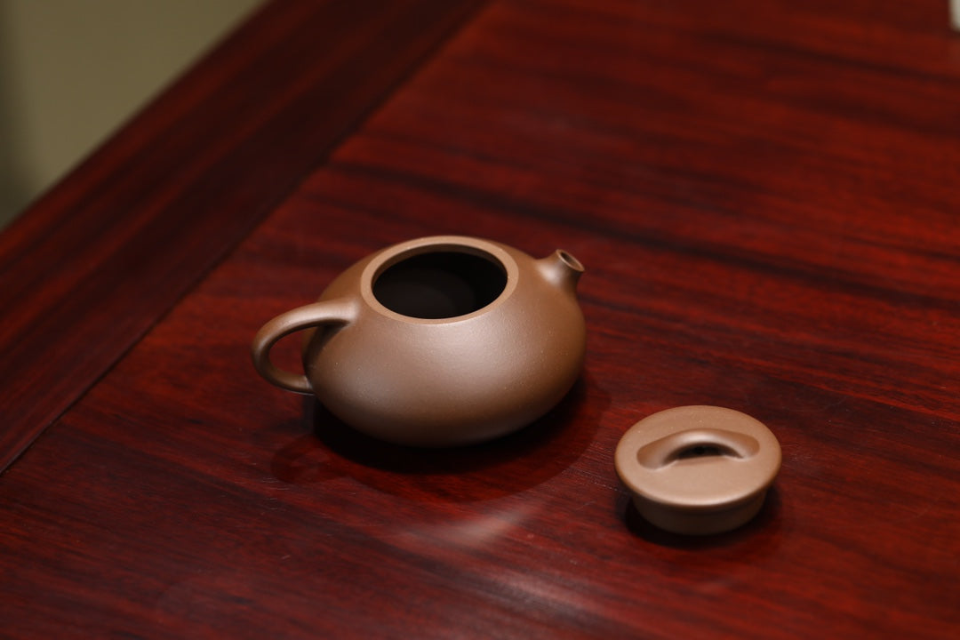 『憨瓢』·老紫泥·160cc·内推9孔  憨厚，兼具石瓢古拙味，捺底浑然天成，极致内推，出汤利索，泥色温润，泡养油性上佳（许雪强）