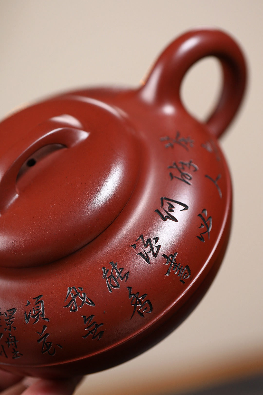 《线圆》 王敏（正高级工艺美术师)装饰：李玮（江苏省陶瓷艺术大师，正高)&nbsp;高建中（正高级乡村振兴技艺师） 作品简介：原矿94年三号坡龙血砂，480cc，菱形9孔出水