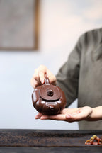 《四方筋纹狮球》 作者简介：高建中 研究员级高级工艺美术师 正高级工艺美术师 正高级乡村振兴技艺师 作品简介：原矿金砂老紫泥，260cc，内推球孔出水