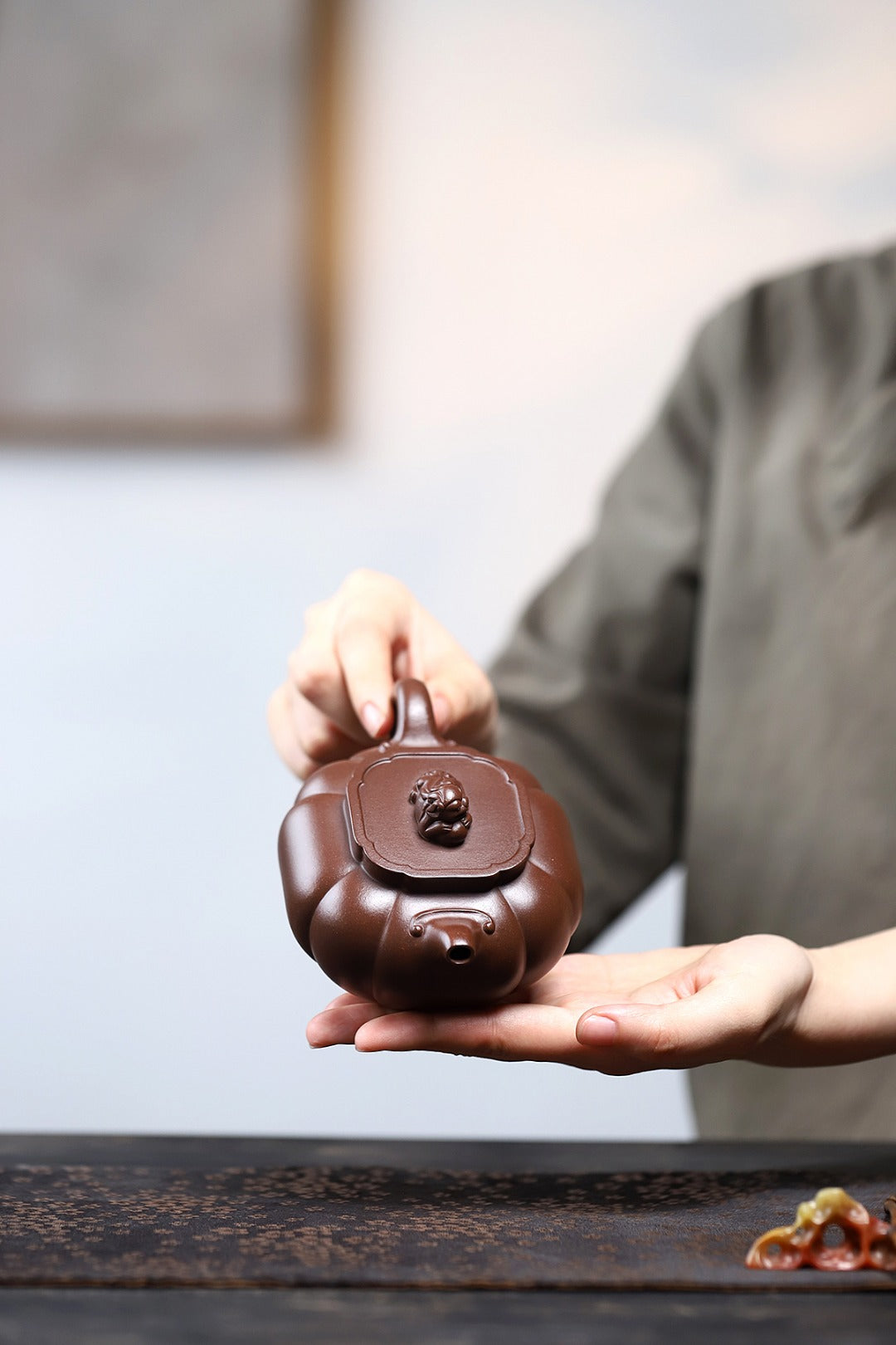 《四方筋纹狮球》 作者简介：高建中 研究员级高级工艺美术师 正高级工艺美术师 正高级乡村振兴技艺师 作品简介：原矿金砂老紫泥，260cc，内推球孔出水