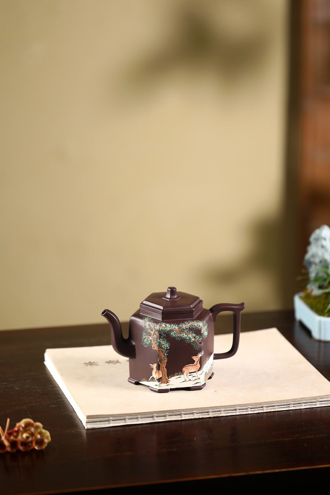 《一路有你》 作者简介：高建中 研究员级高级工艺美术师  正高级工艺美术师 正高级乡村振兴技艺师 作品简介：原矿百目紫茄泥，500cc，菱形14孔出水
