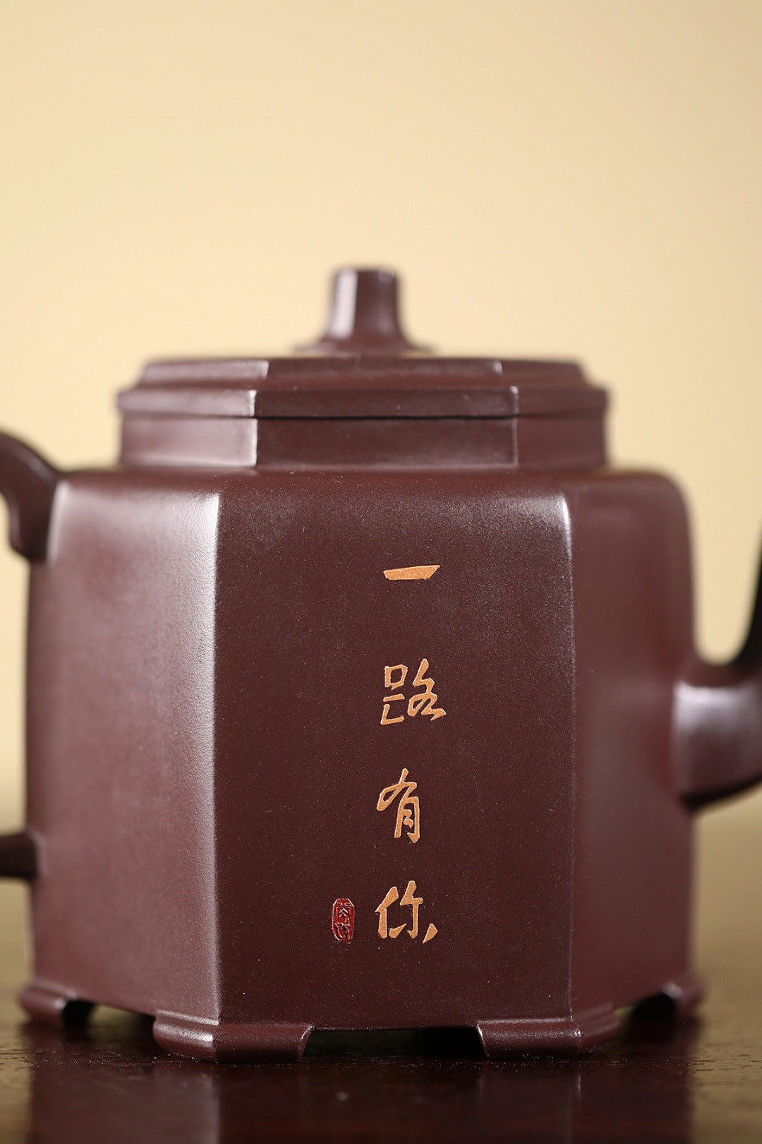 《一路有你》 作者简介：高建中 研究员级高级工艺美术师  正高级工艺美术师 正高级乡村振兴技艺师 作品简介：原矿百目紫茄泥，500cc，菱形14孔出水