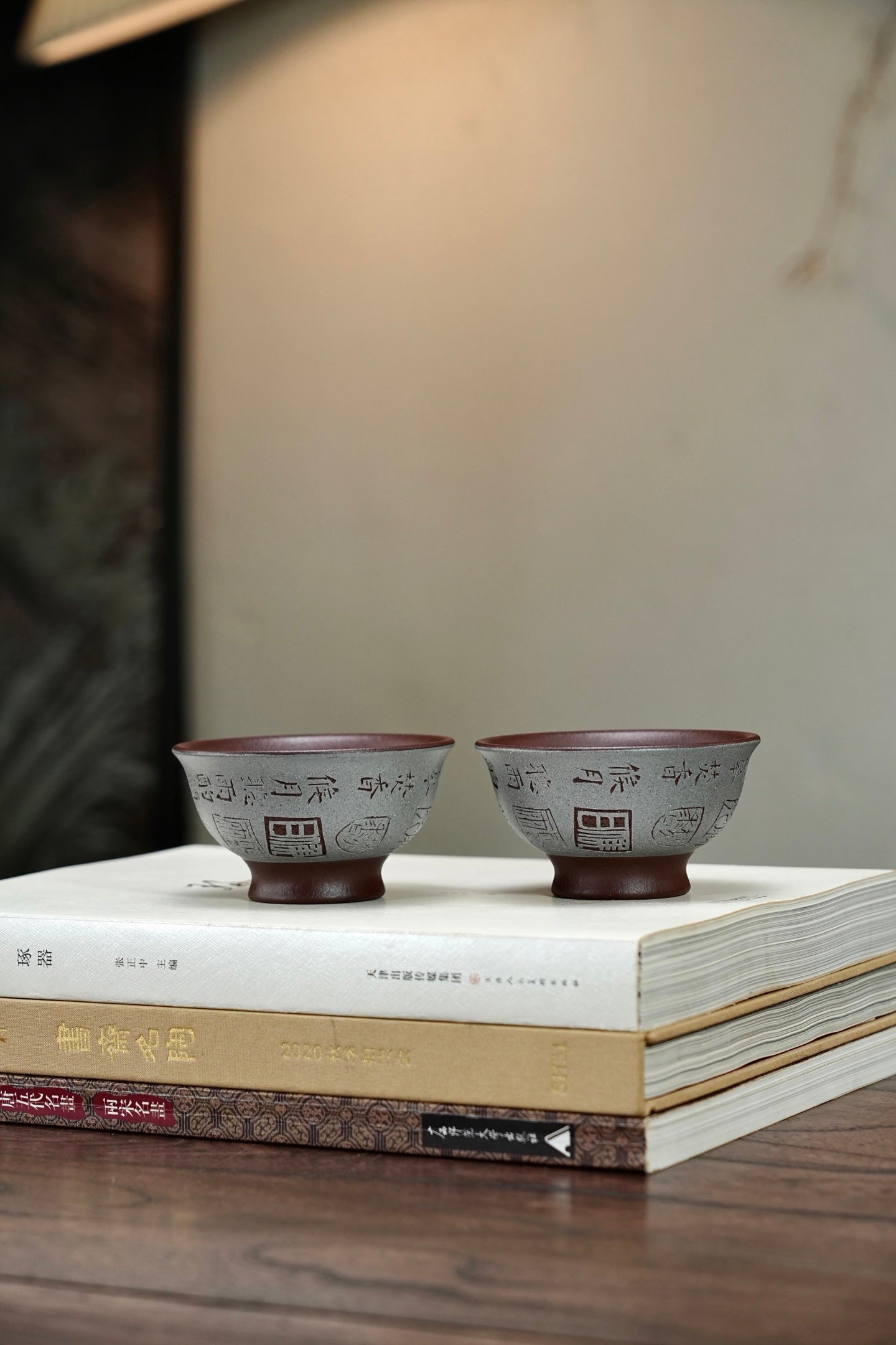 【主人杯·君子九雅】 原矿优质紫泥（粉浆段泥）·125cc（满）  刻绘装饰：焚香、品茗、听雨、赏雪、侯月、酌酒、莳花、寻幽、抚琴。