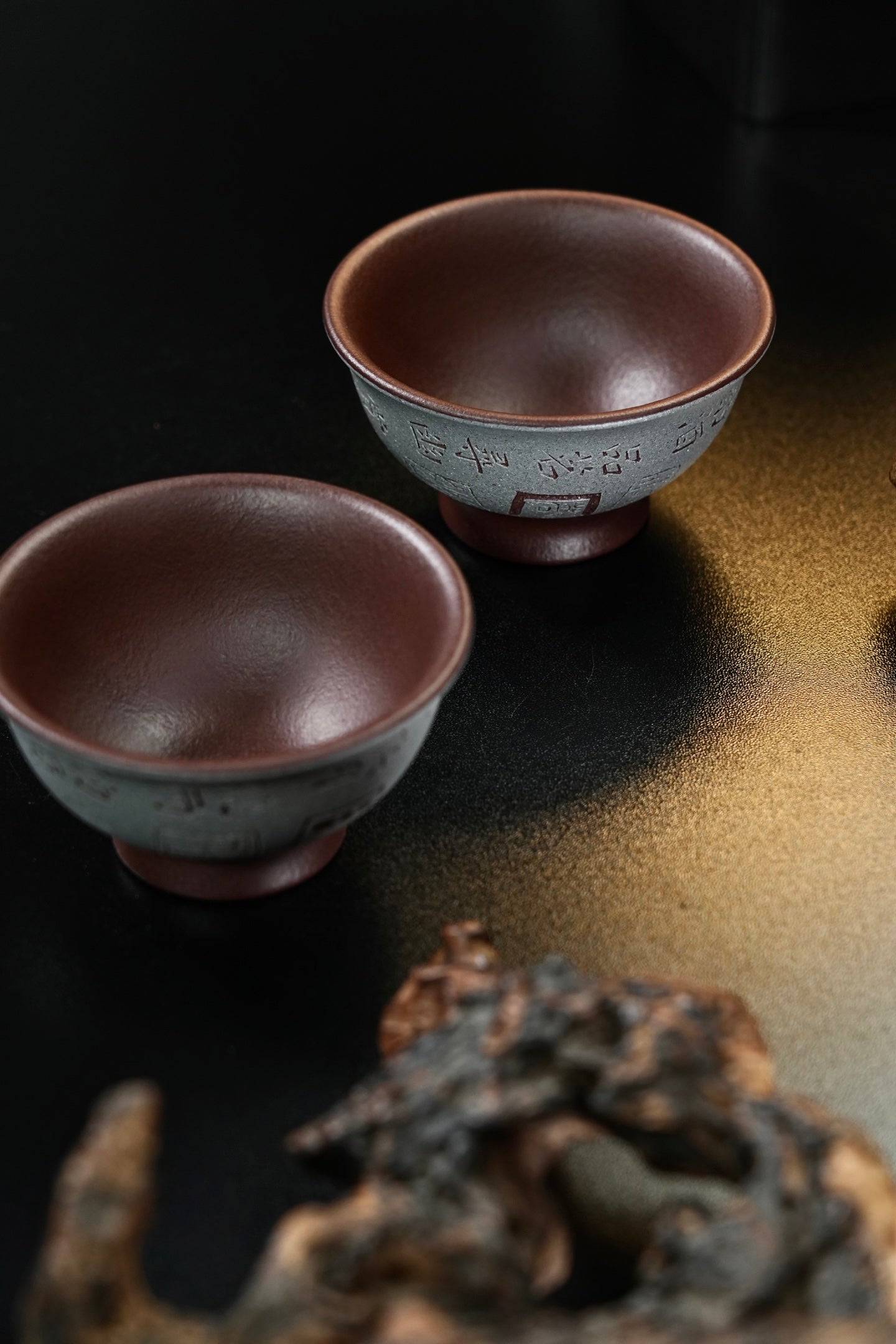 【主人杯·君子九雅】 原矿优质紫泥（粉浆段泥）·125cc（满）  刻绘装饰：焚香、品茗、听雨、赏雪、侯月、酌酒、莳花、寻幽、抚琴。