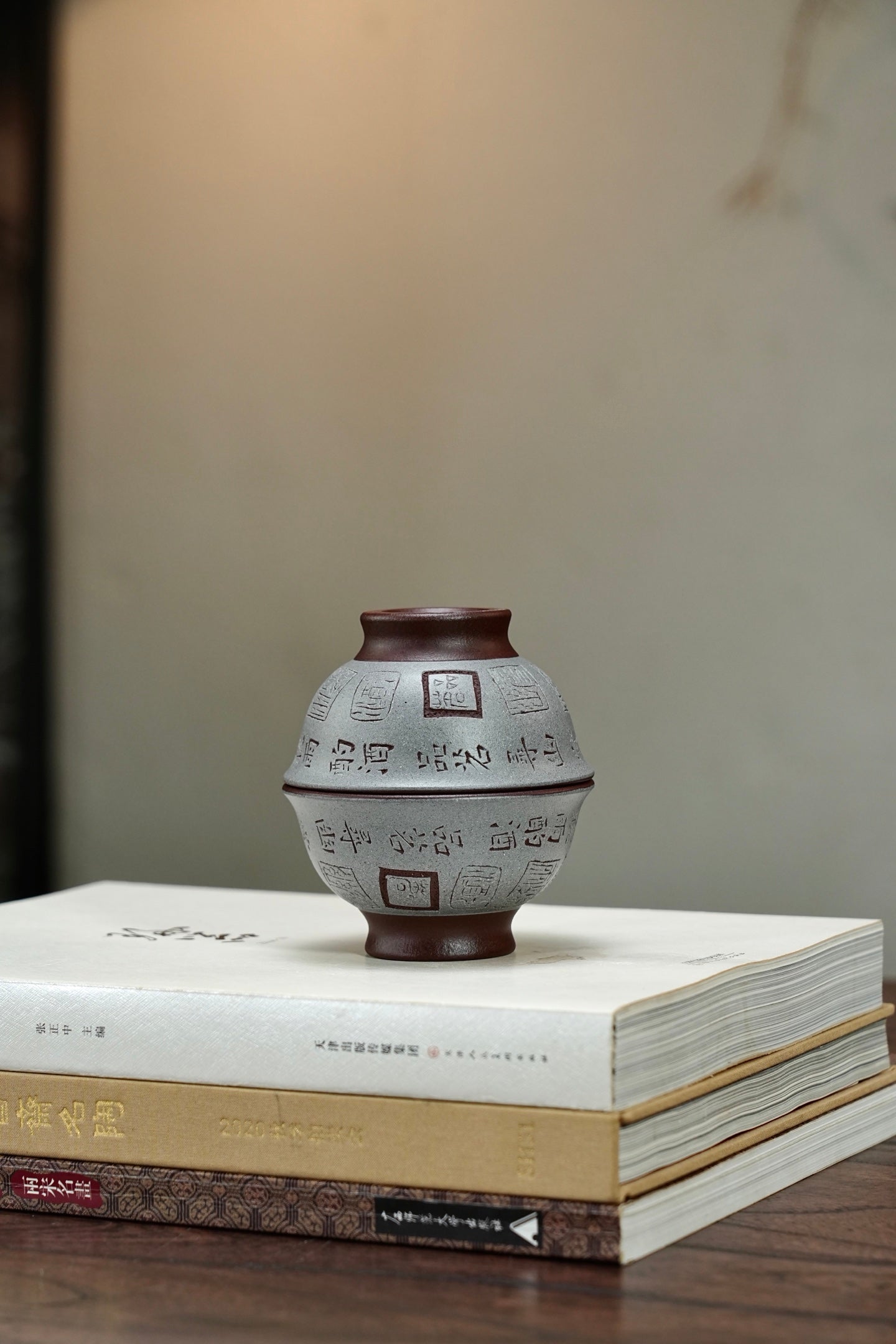 【主人杯·君子九雅】 原矿优质紫泥（粉浆段泥）·125cc（满）  刻绘装饰：焚香、品茗、听雨、赏雪、侯月、酌酒、莳花、寻幽、抚琴。