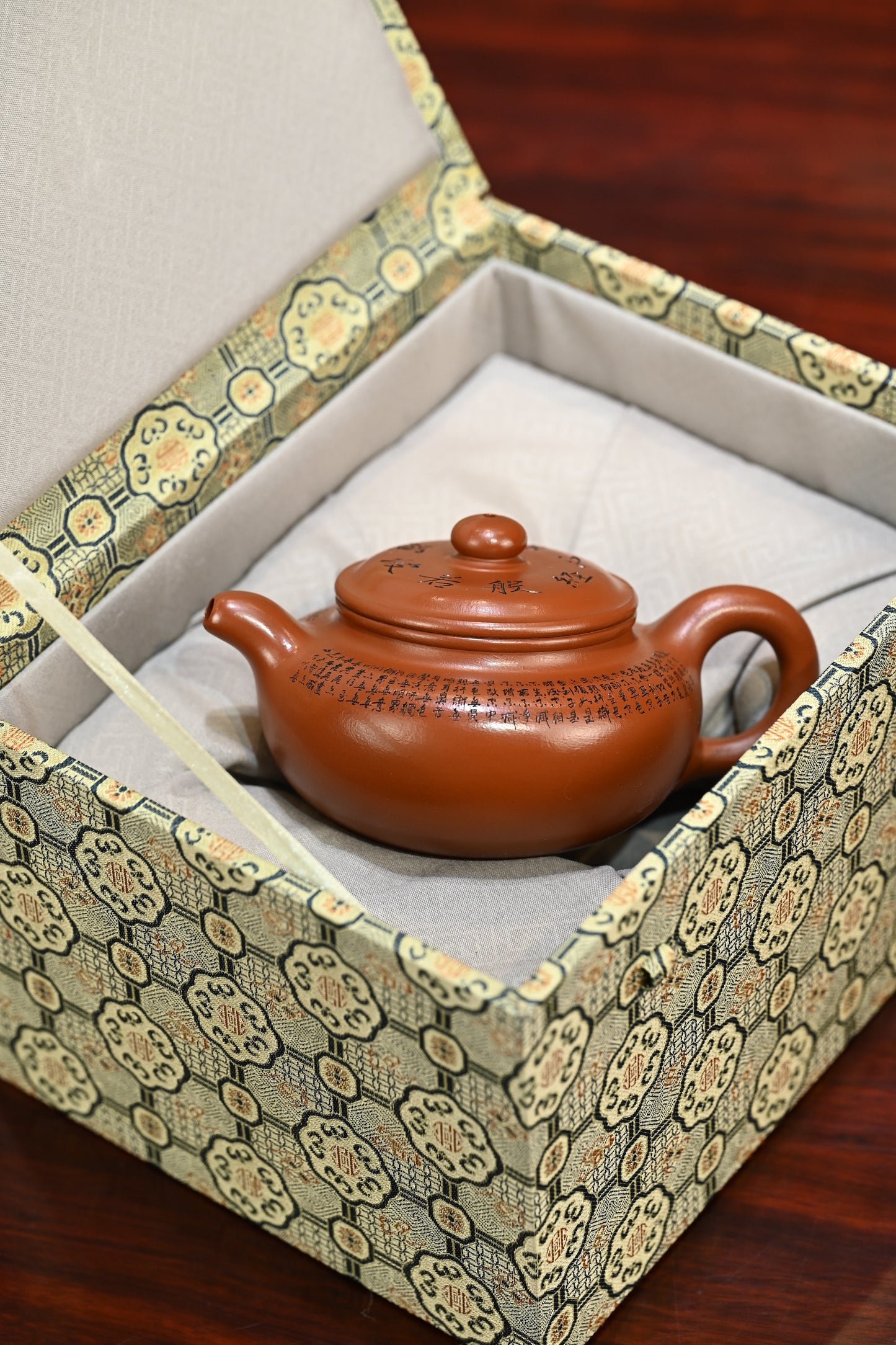 心经仿古·全手工（省大师桑黎兵刻绘+双证书）/紫砂十二精英之首，省大师桑黎兵儿子桑崧杰作品 /容量350cc/鸡血大红袍
