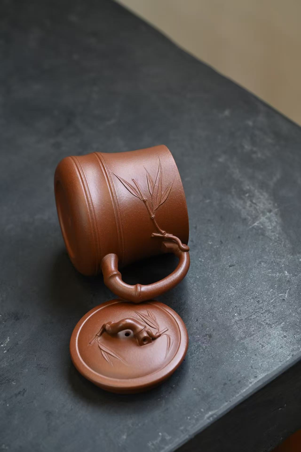 竹韵杯·全手工/容量380cc/原矿紫泥 以竹入壶，笔直而修长的壶身，直劲高挺，流把盖钮亦取竹段，虬曲有力，生动自然，竹自清高，壶亦清高，趣味清新。