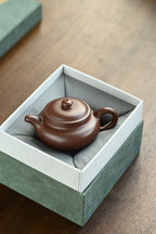 仿古·全手工 /容量170cc/原矿紫泥 浑圆的壶身‮钮壶‬，古朴自然‮出，‬水爽利