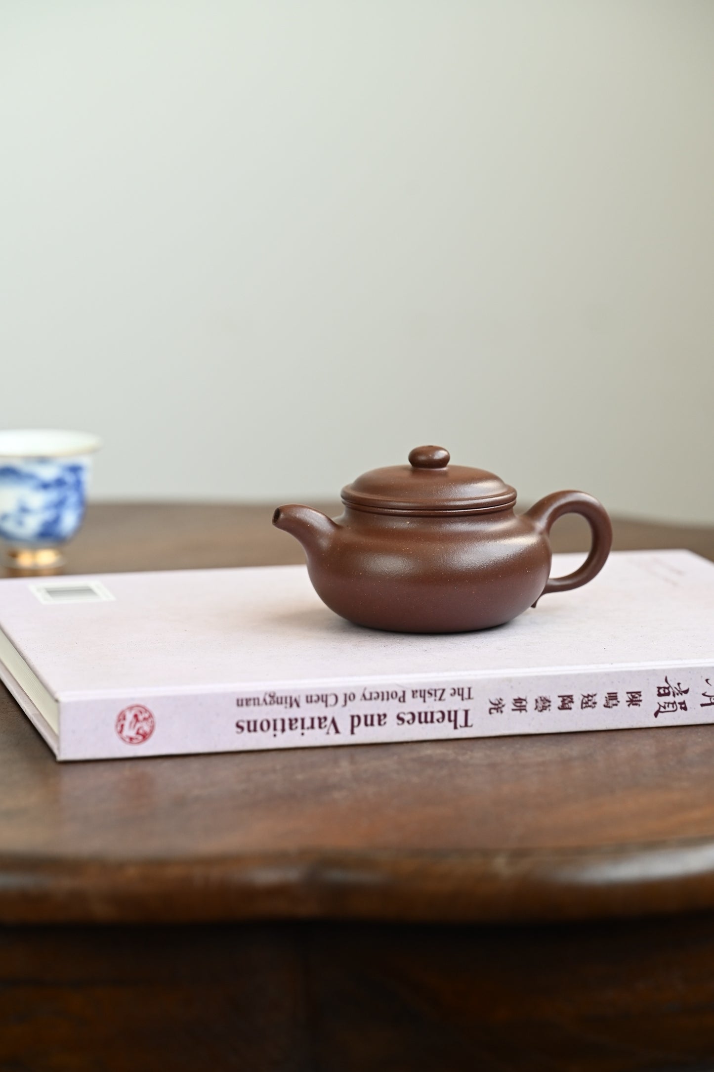 仿古·全手工 /容量170cc/原矿紫泥 浑圆的壶身‮钮壶‬，古朴自然‮出，‬水爽利