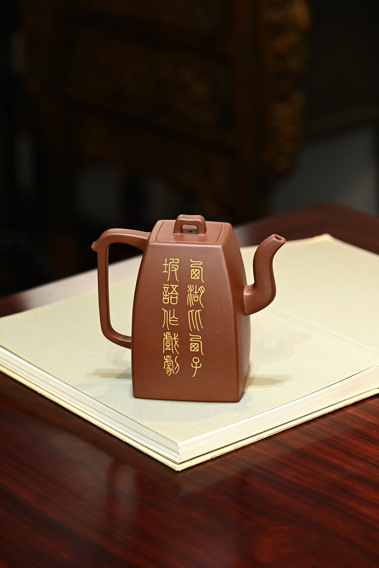 四方观云·双工合制 /容量650cc/原矿底槽清 大拍陶手，全手工大赛一等奖得主吴秀兰作，泥绘届天花板之一国画硕士初善泥绘，泥绘人物是公认的难，尤其是美女，比开脸更难的是形态，既要婀娜多姿，又要线条流利，不能有一丝丝突兀，再加上极具辨识度的招牌泥绘，泥绘效果顶级，让人印象深刻，藏品就是一眼入魂。